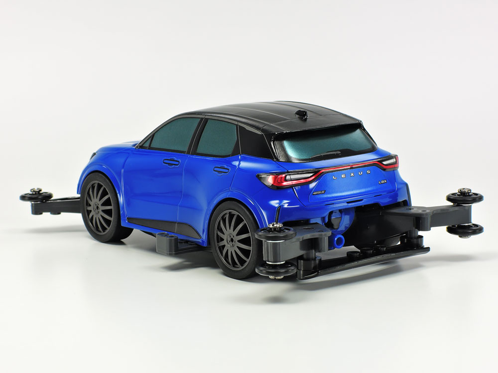 レクサスや「MORIZO RR」のエンブレム、リヤスタイルを引き締める一文字のコンビネーションランプはメタリック調ステッカーでセット