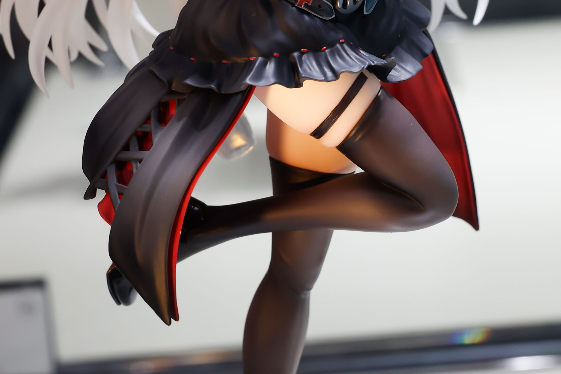 スカートから白い太ももがチラリと見える