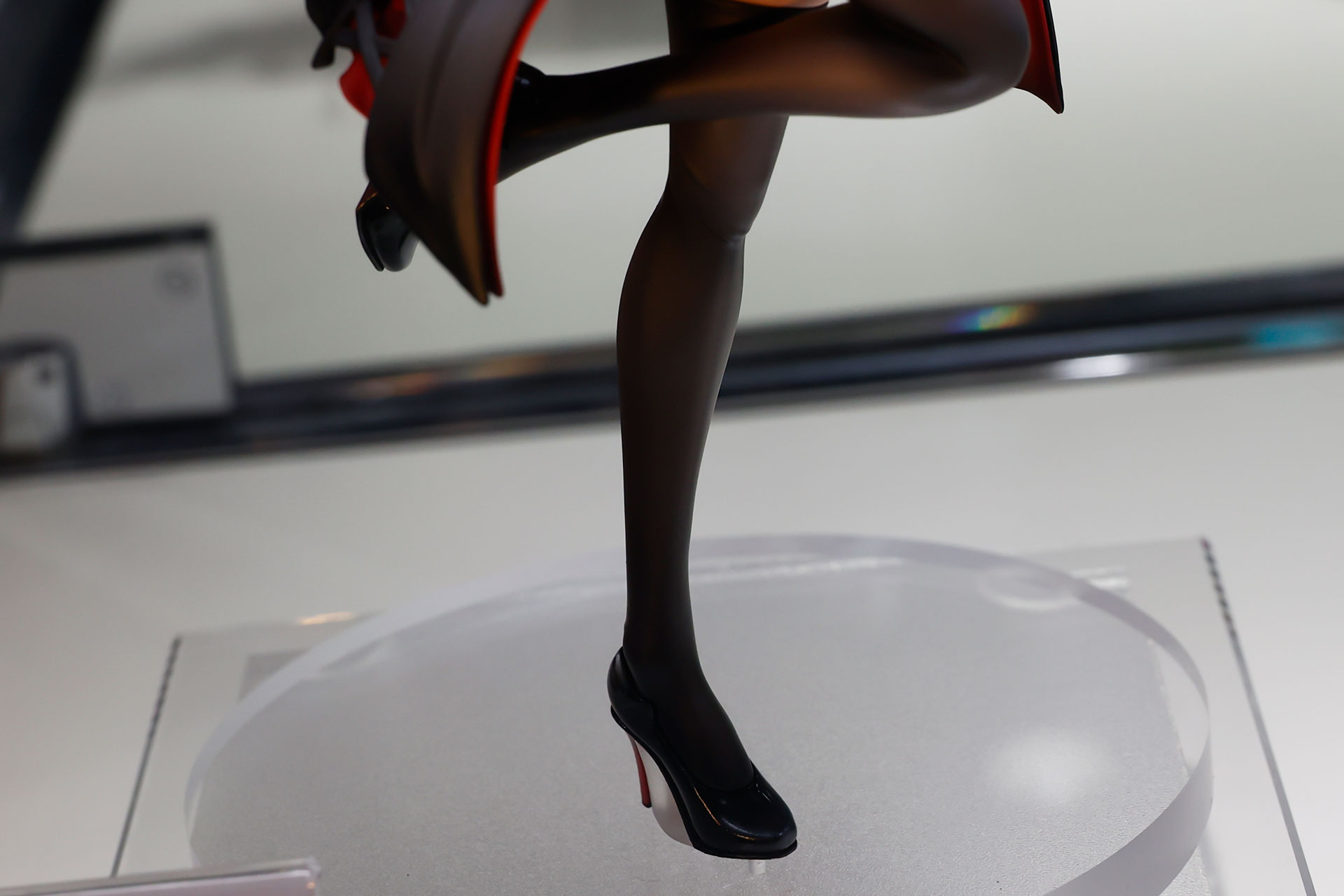 片足でバランスを取りながら立っているポーズになっている