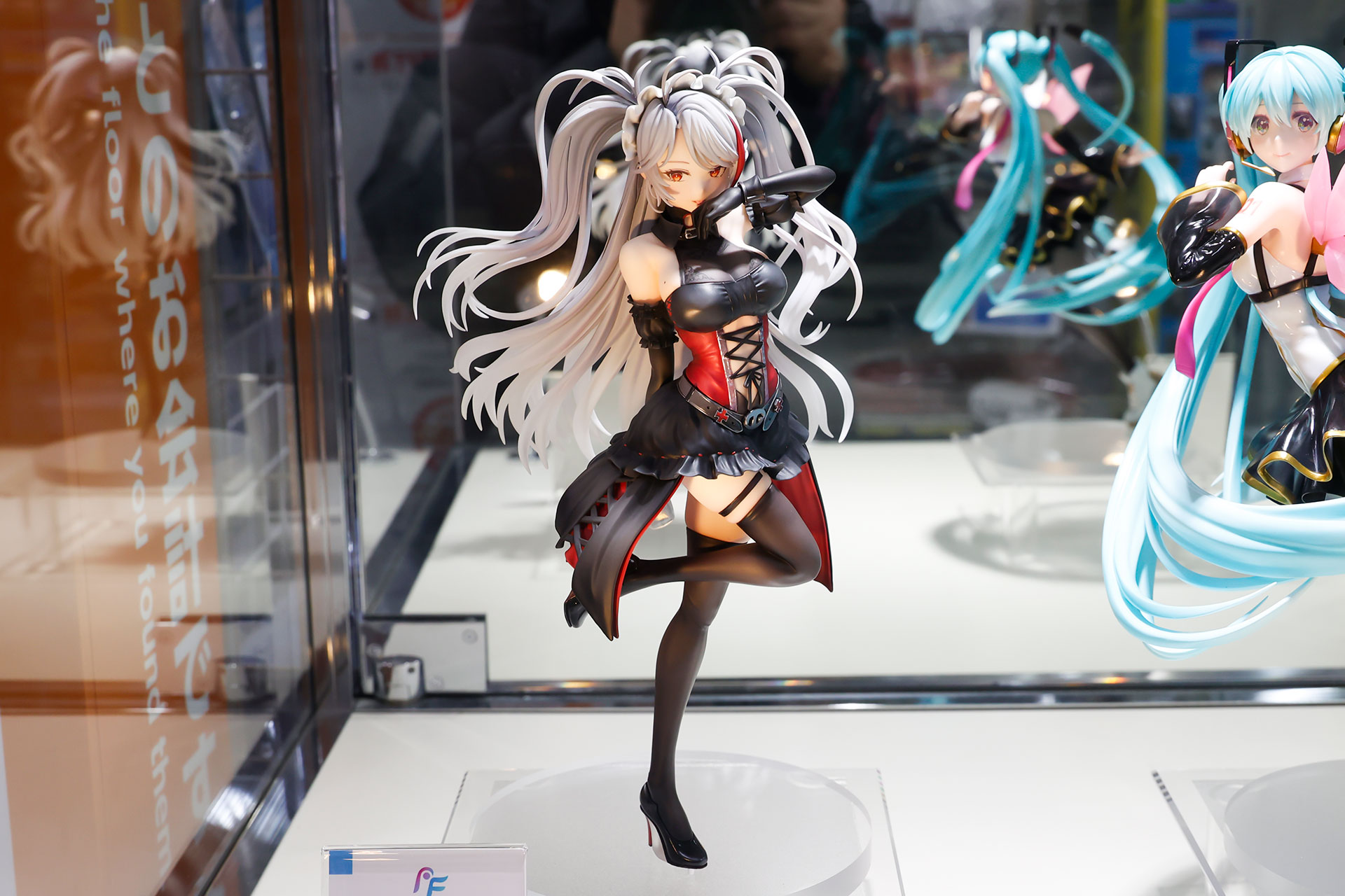 フィギュアの素材はPVCとABSで、ヘッドドレス先端までの全高は約240mmだ