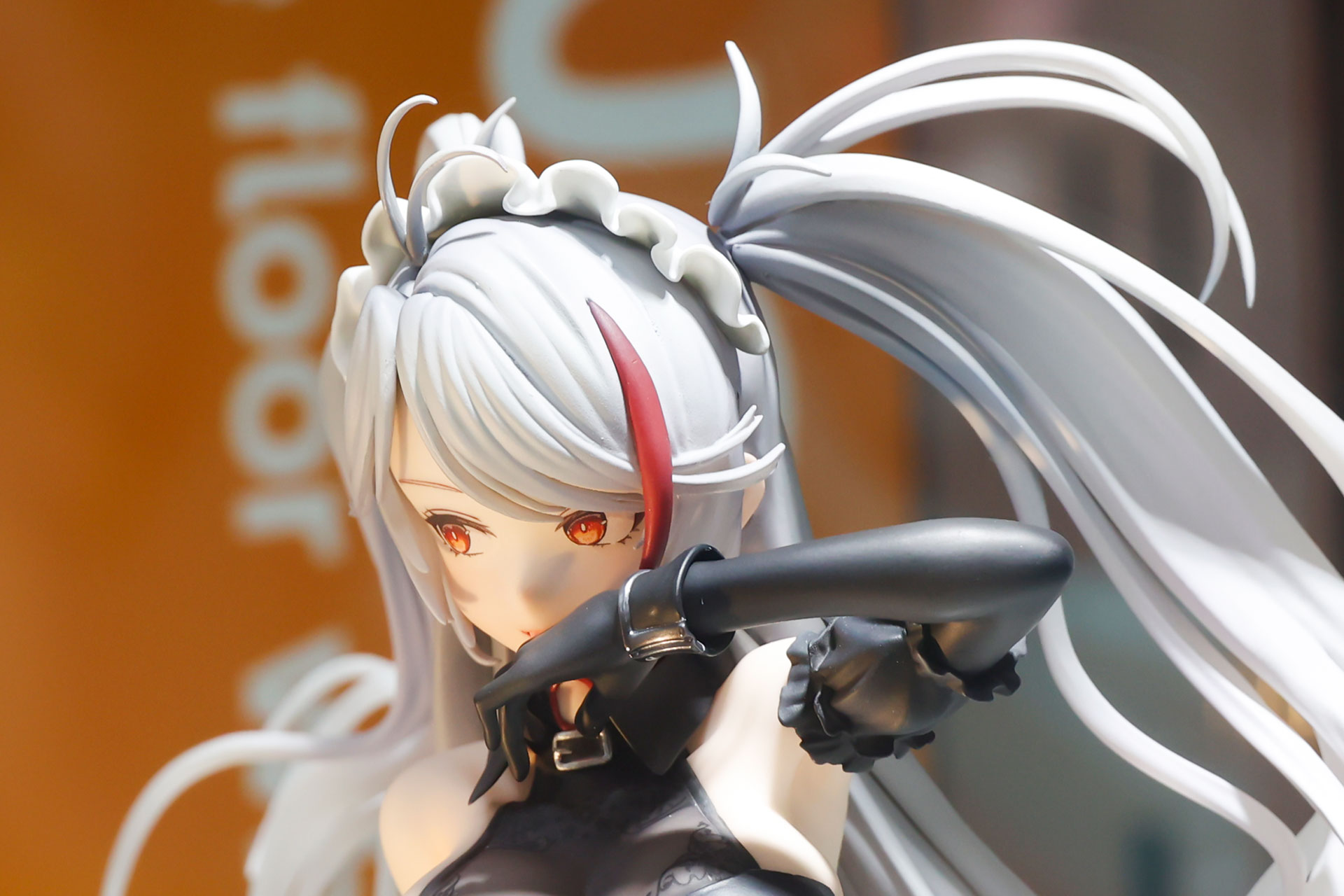 前髪の一部は赤いポイントカラーで染められている