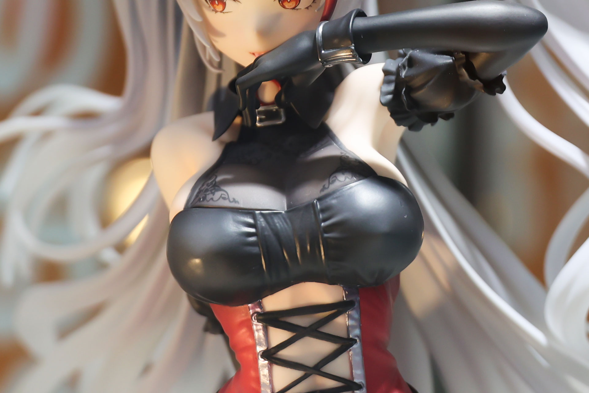 レザーの光沢と光沢感のある布など、同じ色でも素材感の違いがよく出ている