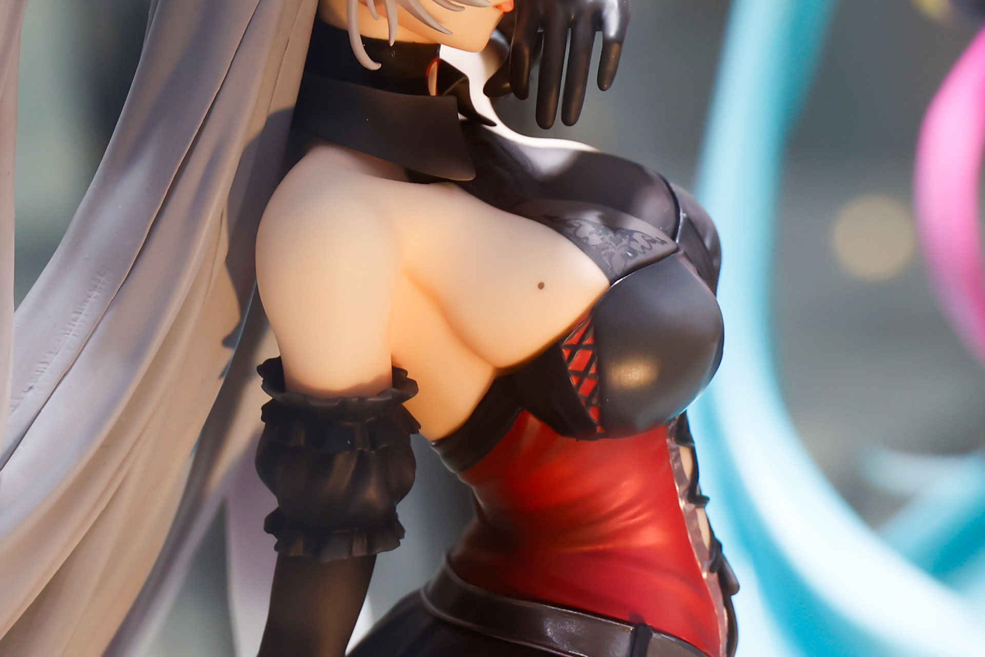 胸には元のイラストにも描かれていたほくろが付いている