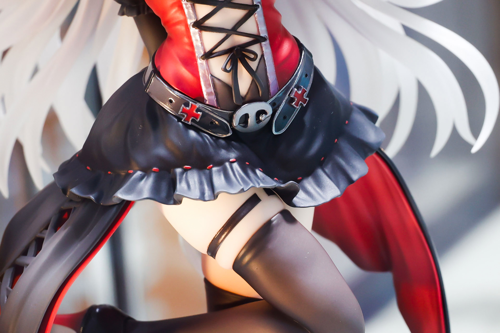 腰に巻いたベルトもクールだ