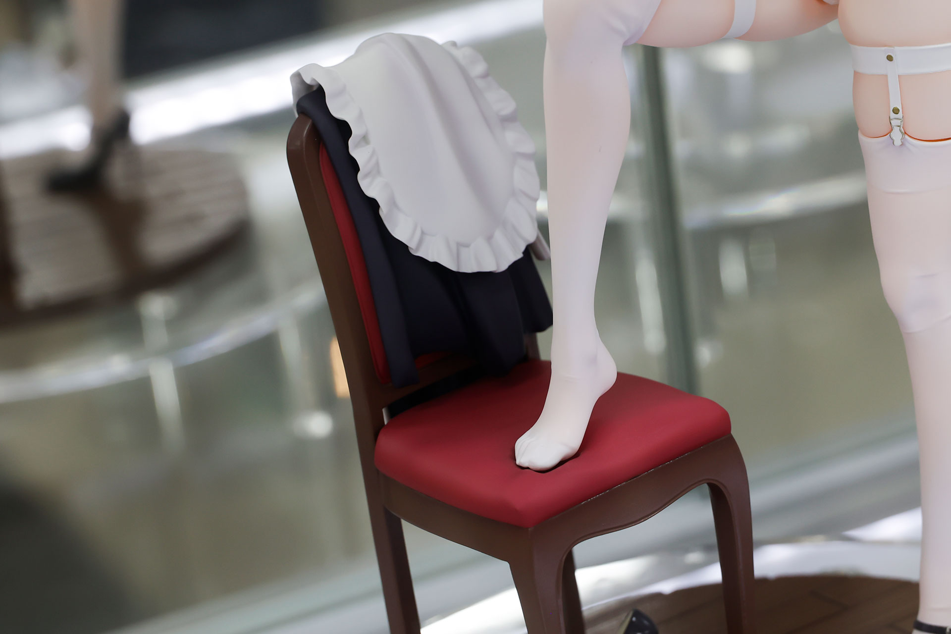 椅子に着替えるための衣装が掛けられている