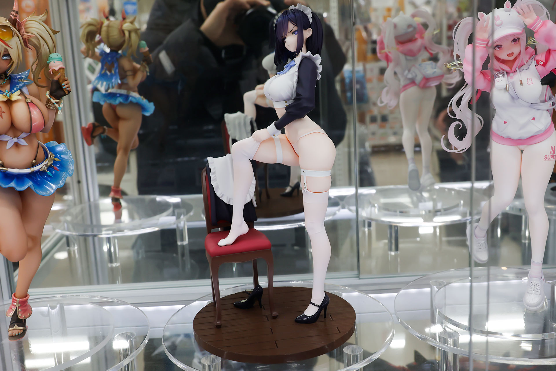 フィギュアの素材はPVCで、全高は約260mmだ