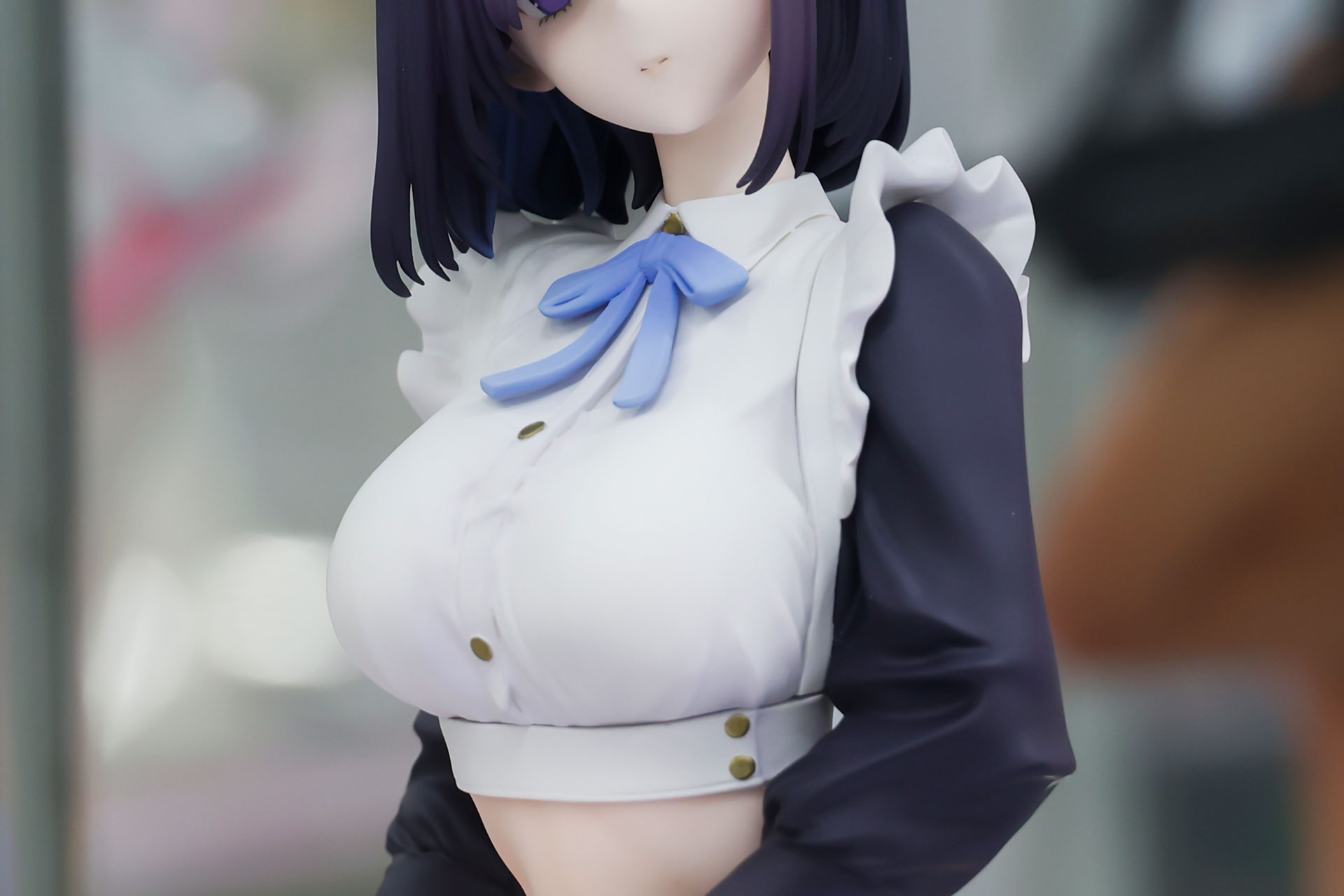 上半身はしっかりとメイド服を身につけている