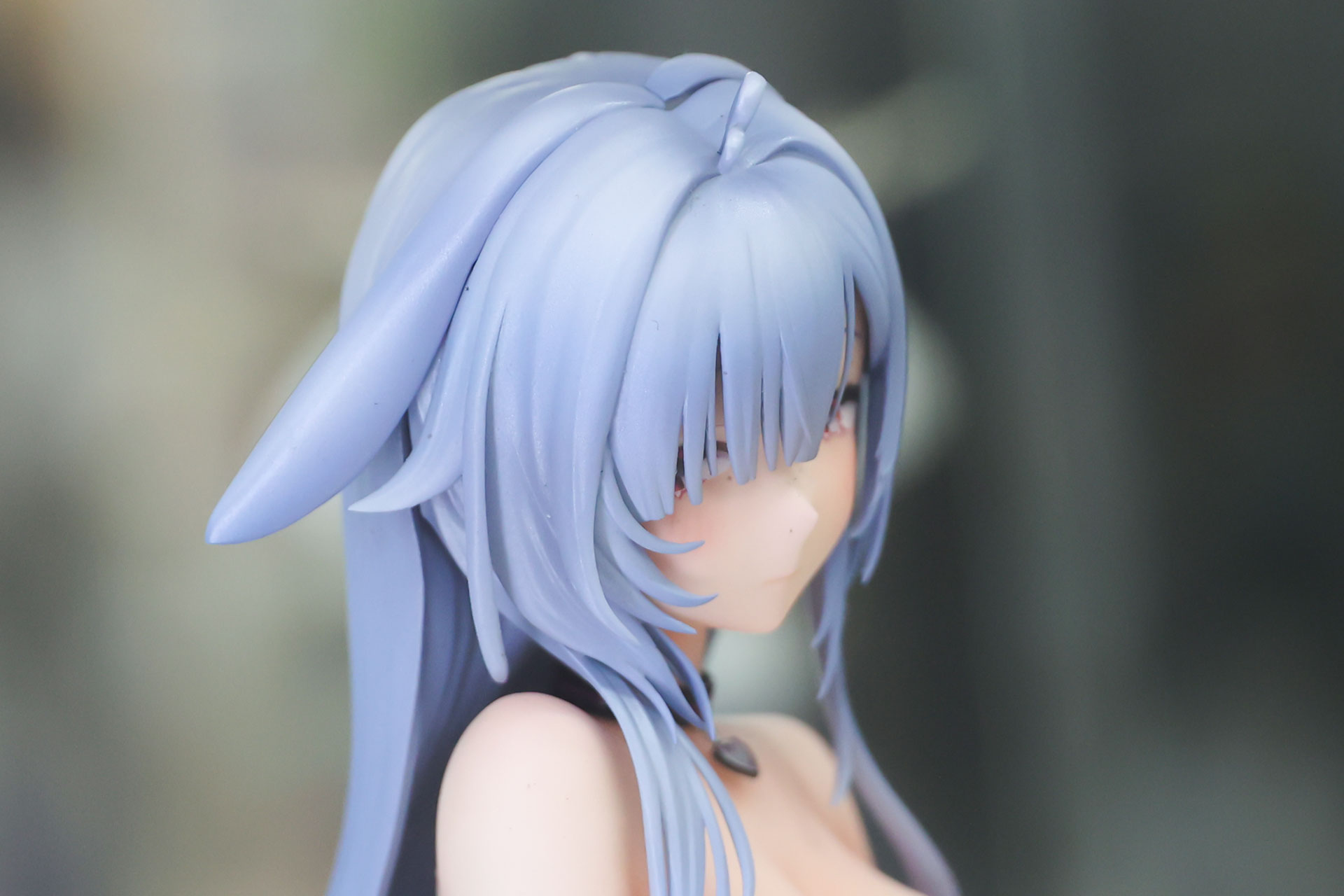 髪と同じ色をしたウサ耳も付けられている