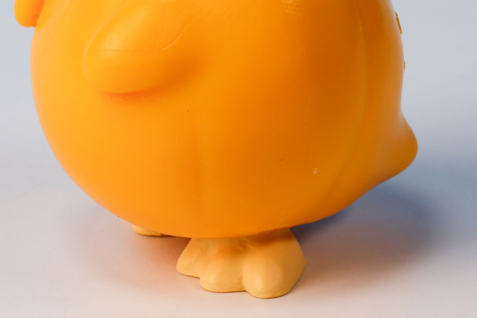 どっしりとした体をふたつの足で支えている