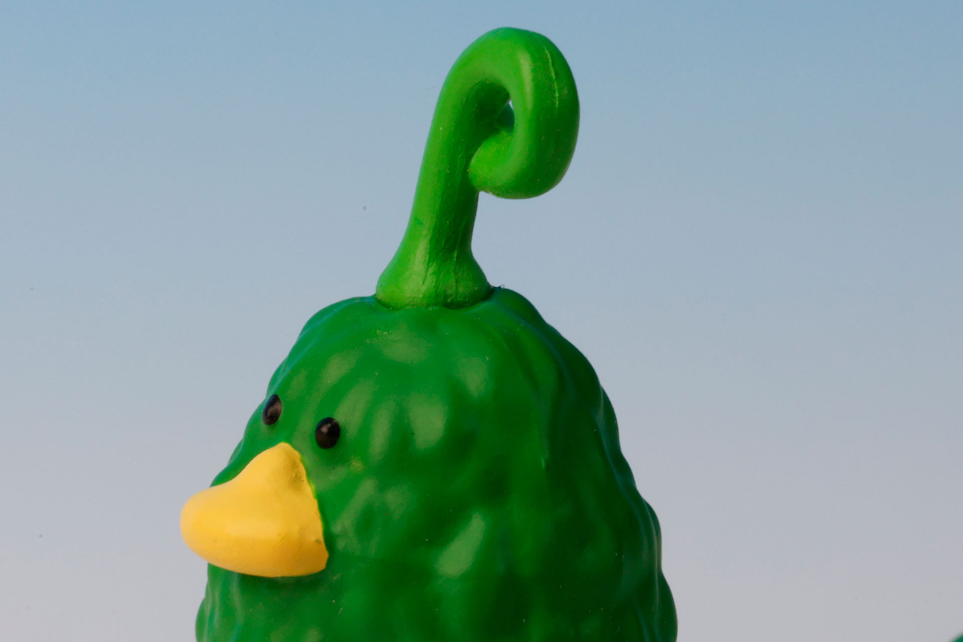 頭の上にはくるりと回った茎が生えている