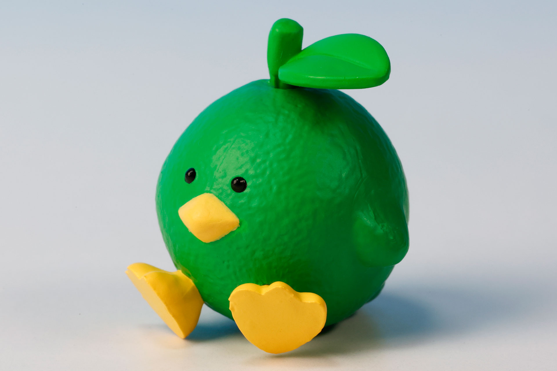 皮は柑橘類系でよく見る凸凹が付けられている