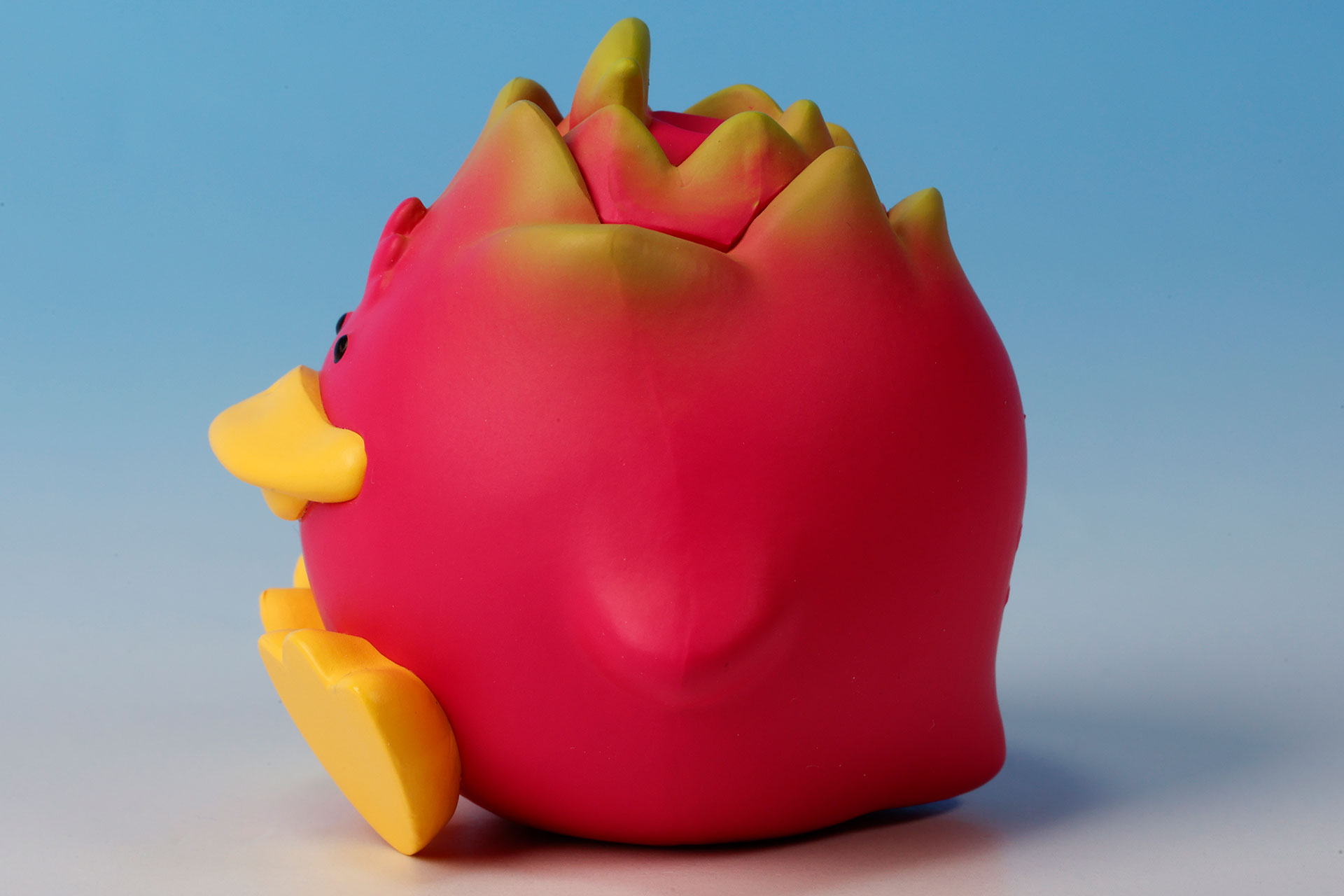 本物のドラゴンフルーツに負けず劣らず全体的に大きめだ