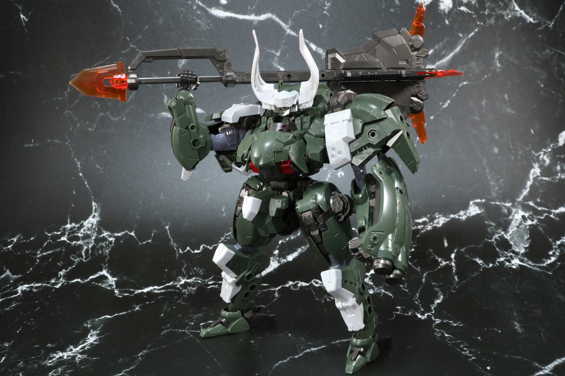 肩に担いだポージングも可能