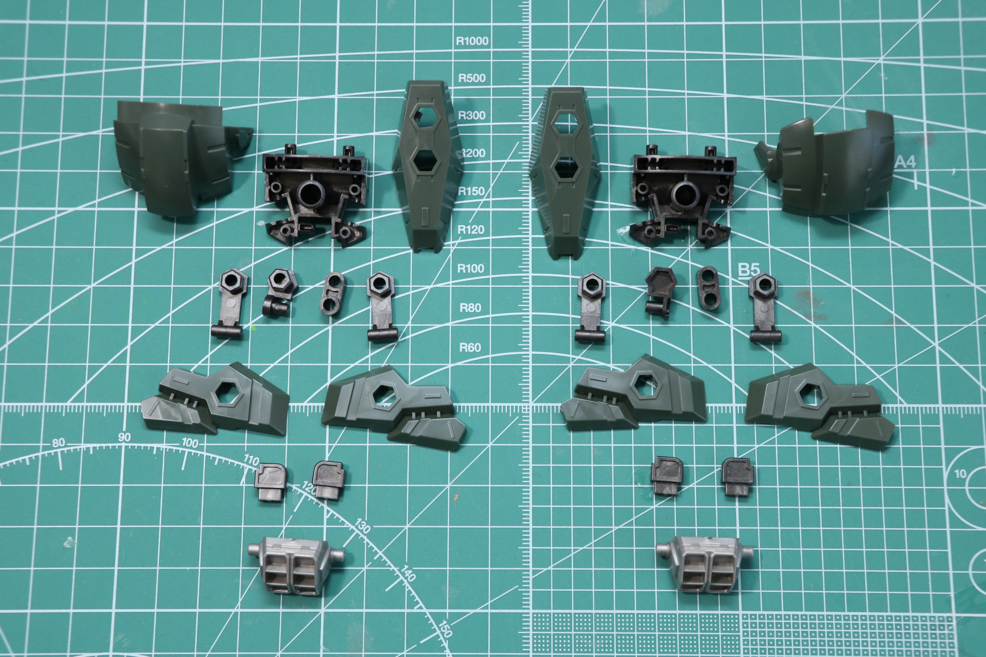 肩部アーマーの組み立て