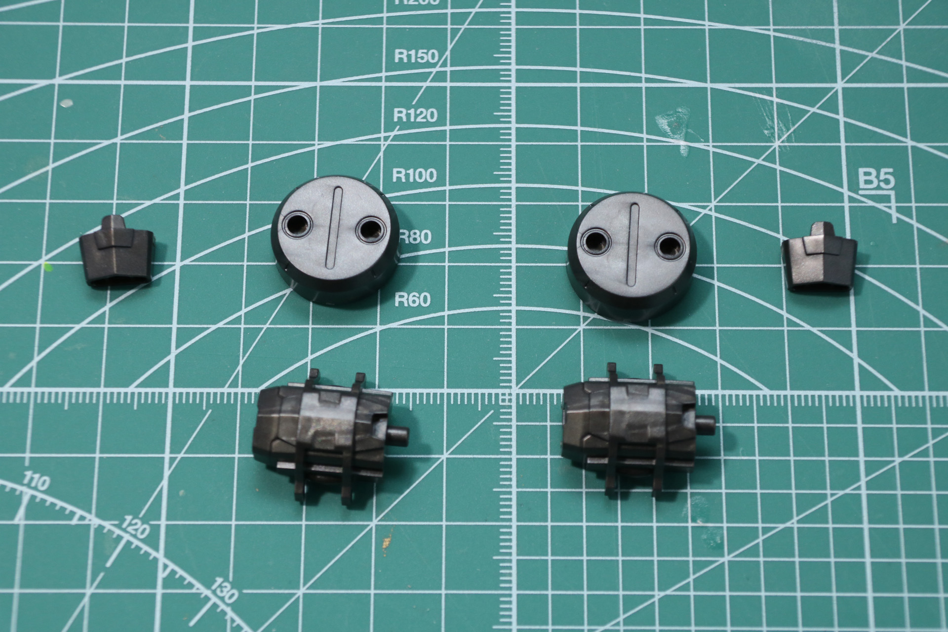 脚部スラスターの組み立て