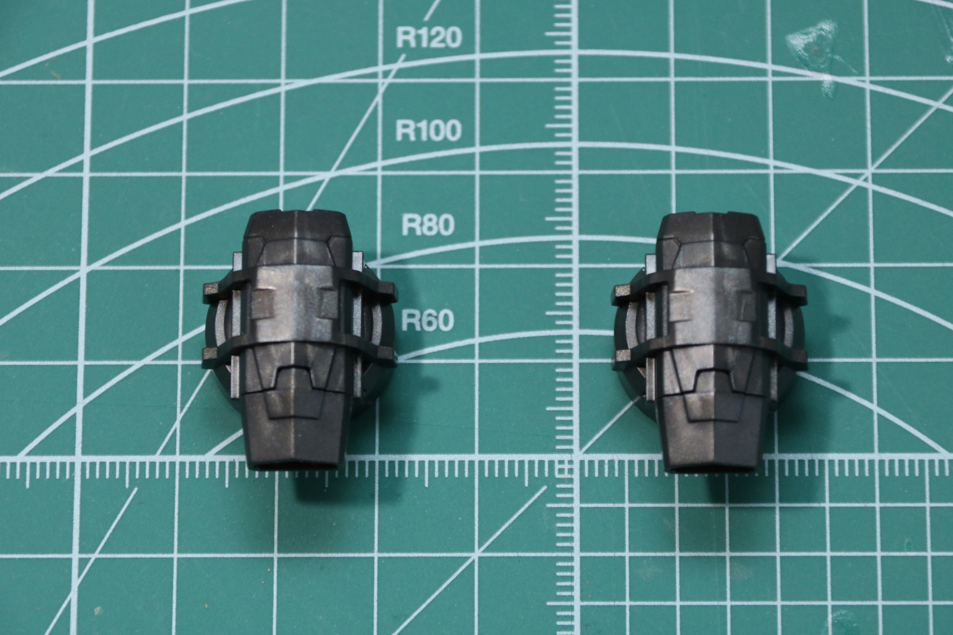 脚部スラスターの組み立て