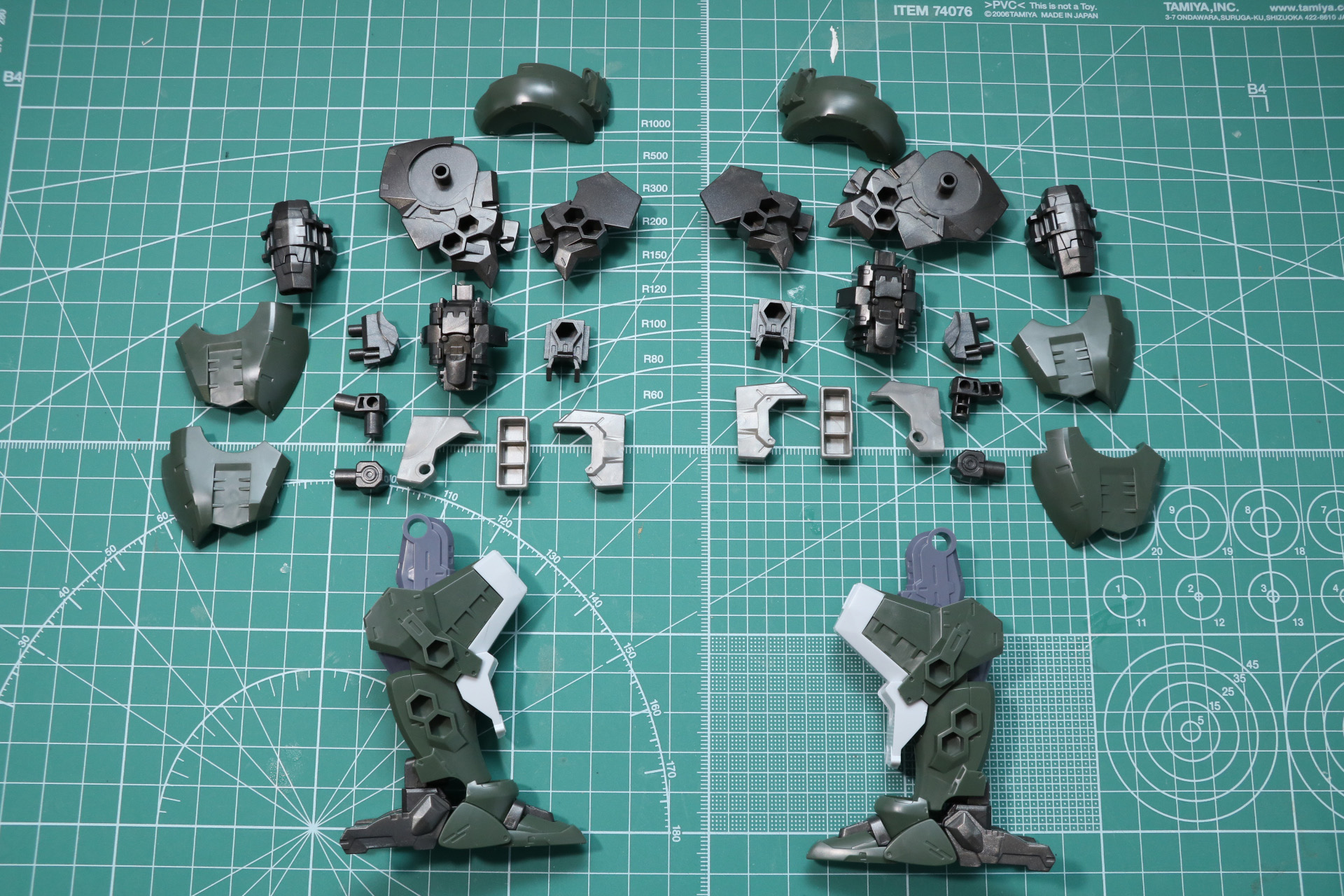 大腿部の組み立て。下腿部と合わせることで脚部が完成する