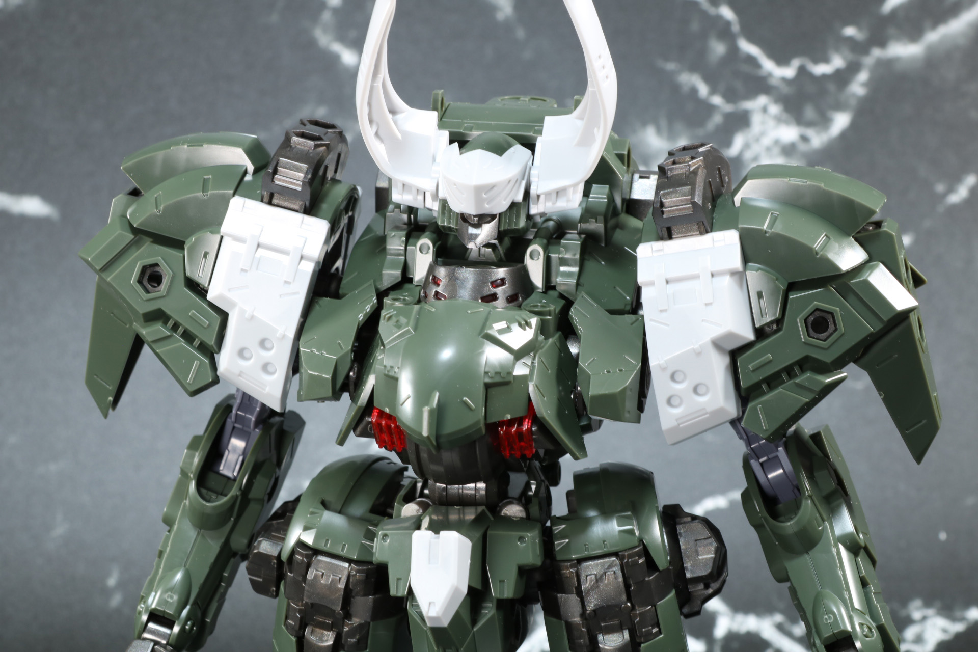 バストアップ。存在感ある肩部アーマーの上部、側面には六角型ジョイントが設けられカスタムがしやすくなっている