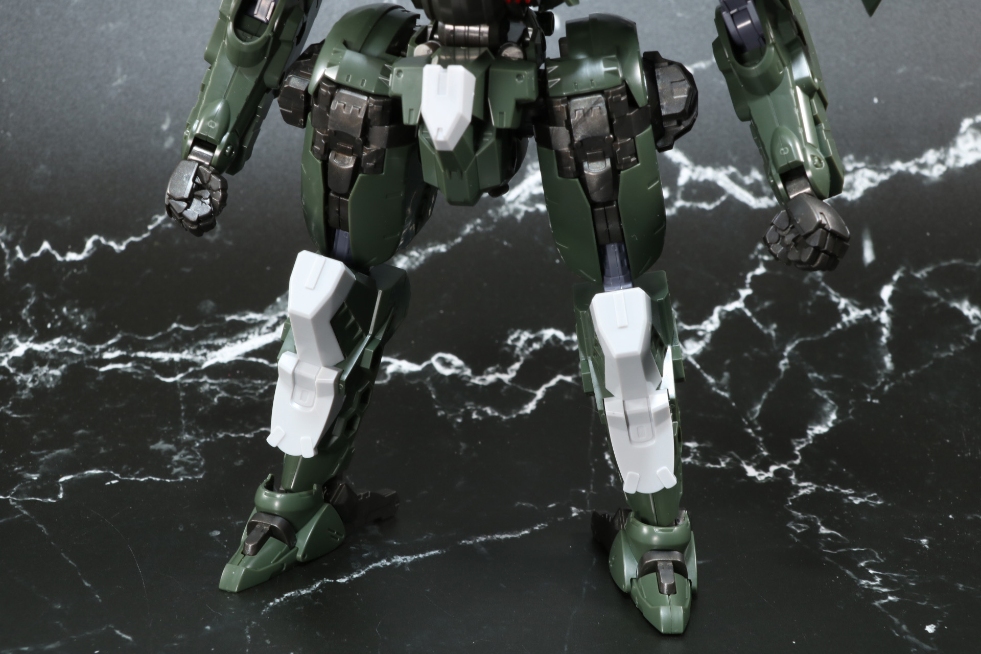 太ももや脛のアーマーなどが強化された脚部