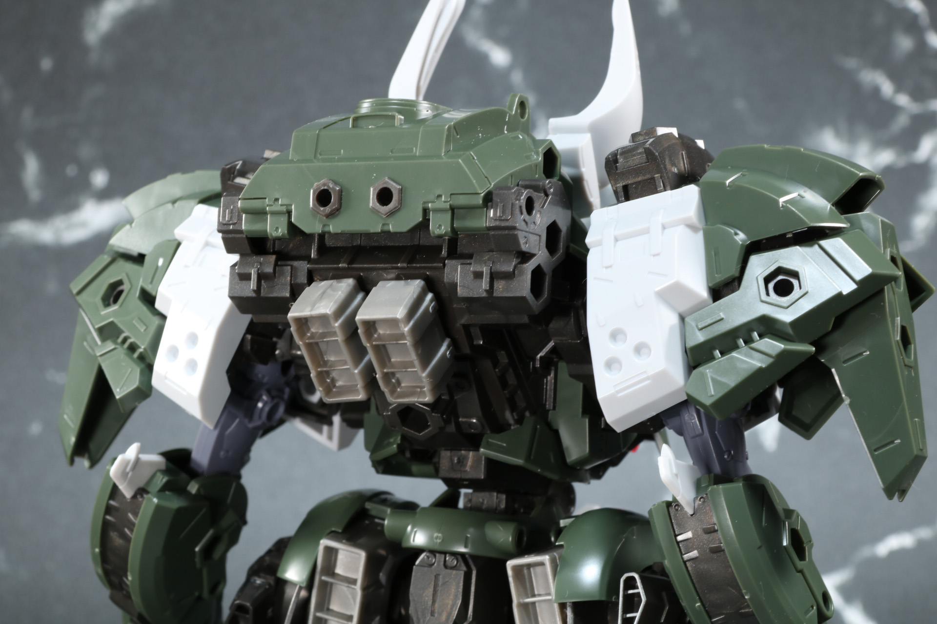 背中のスラスター造形やジョイントも複数あり、拡張性の高さがうかがえる