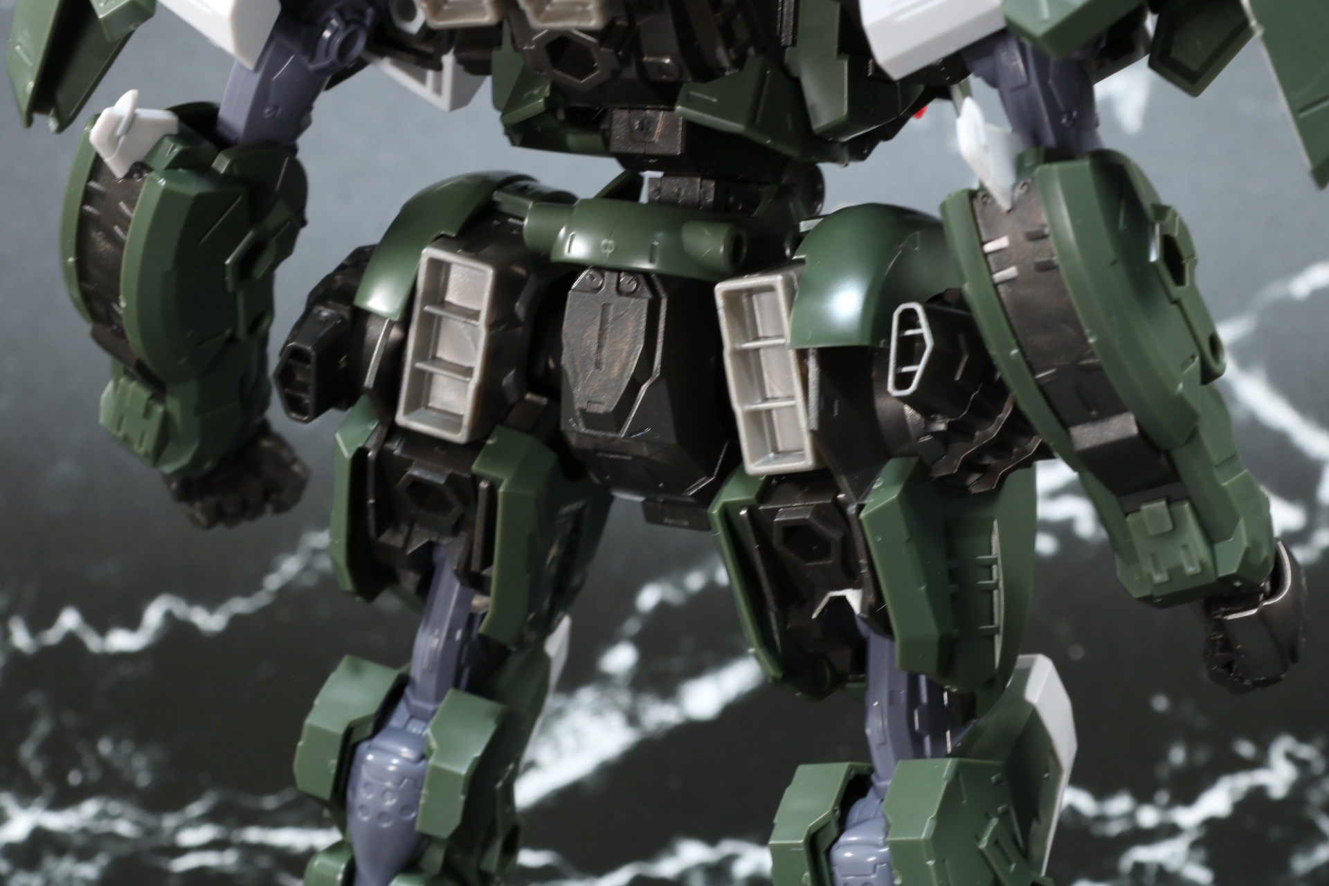 太ももにもスラスターを備えている