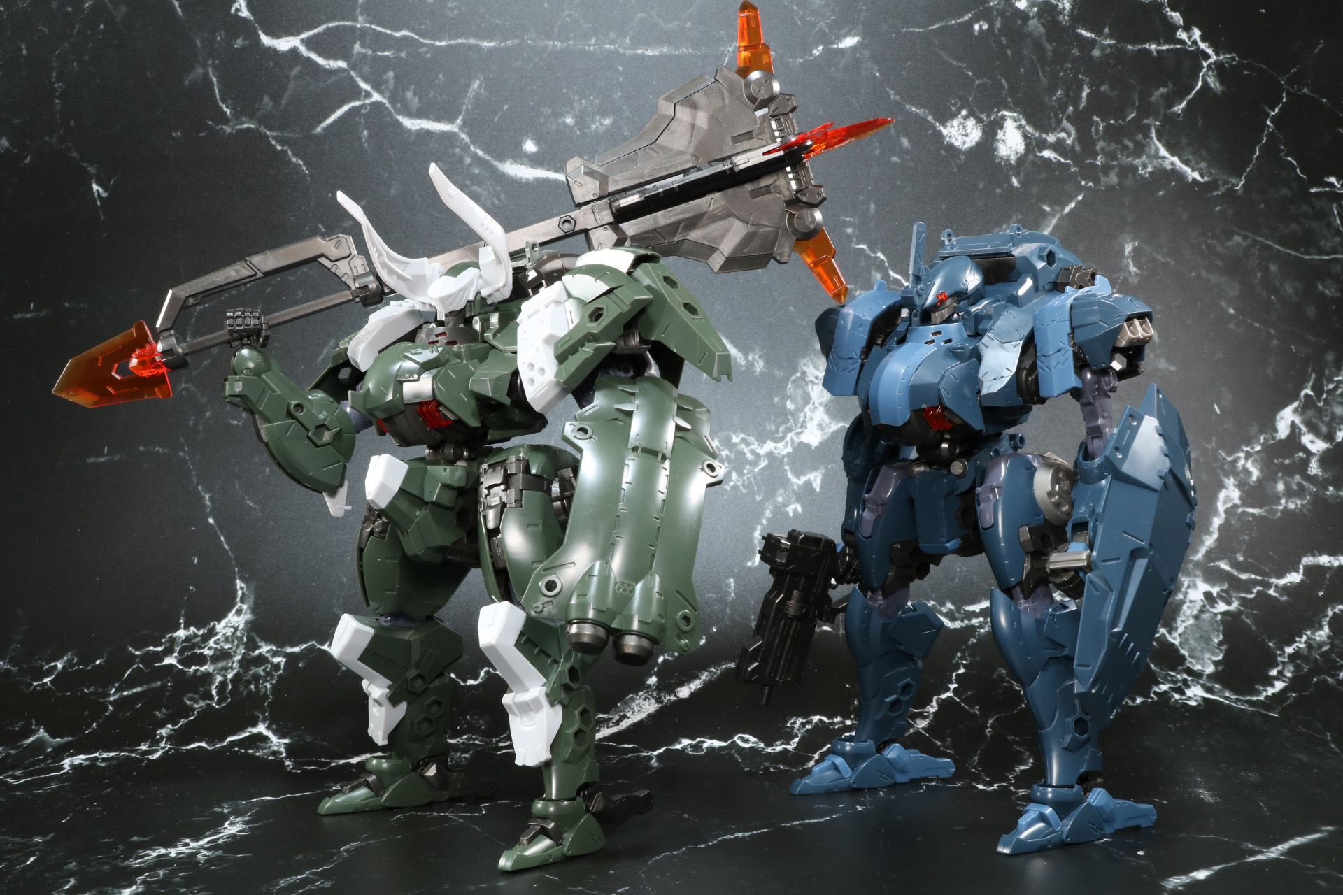 「バルクアームλ ウルフザルグ」（左）と「バルクアームλ ジャッカル」（右）と比較。全体的にボリュームアップしているのがわかる