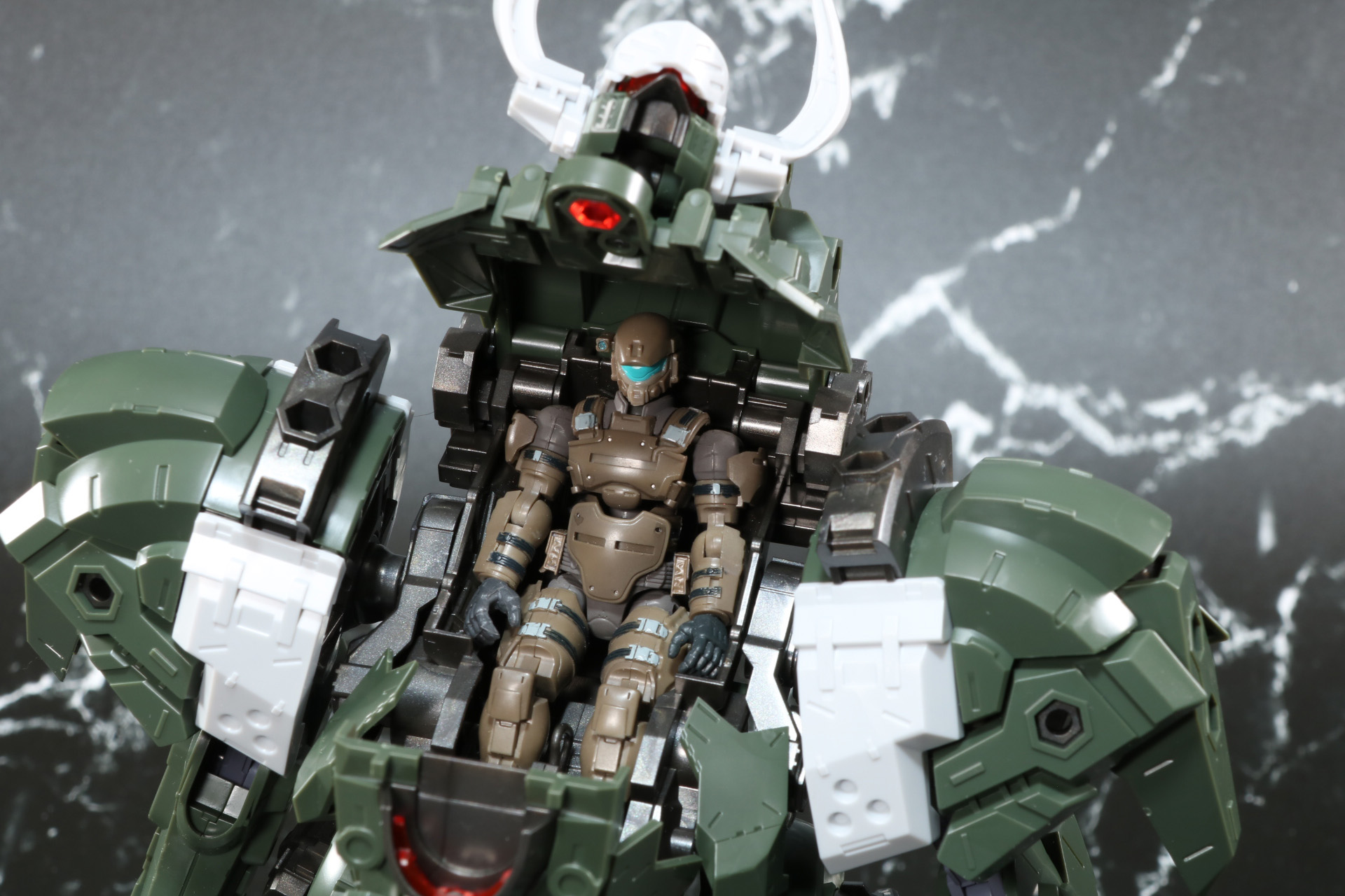 別売りのガバナーを乗せることが可能。