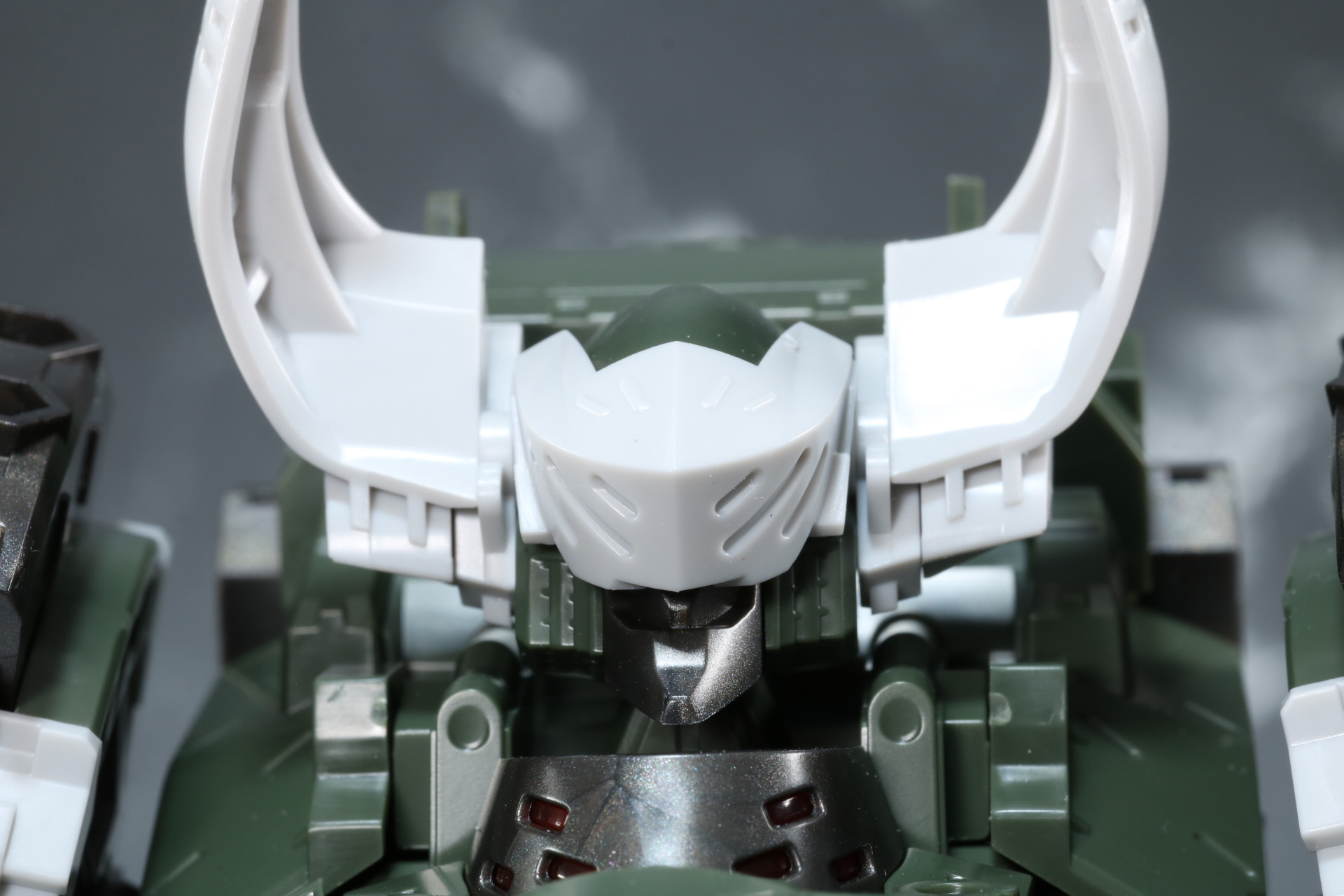 頭部の面甲は上げることで内部のセンサーが露出