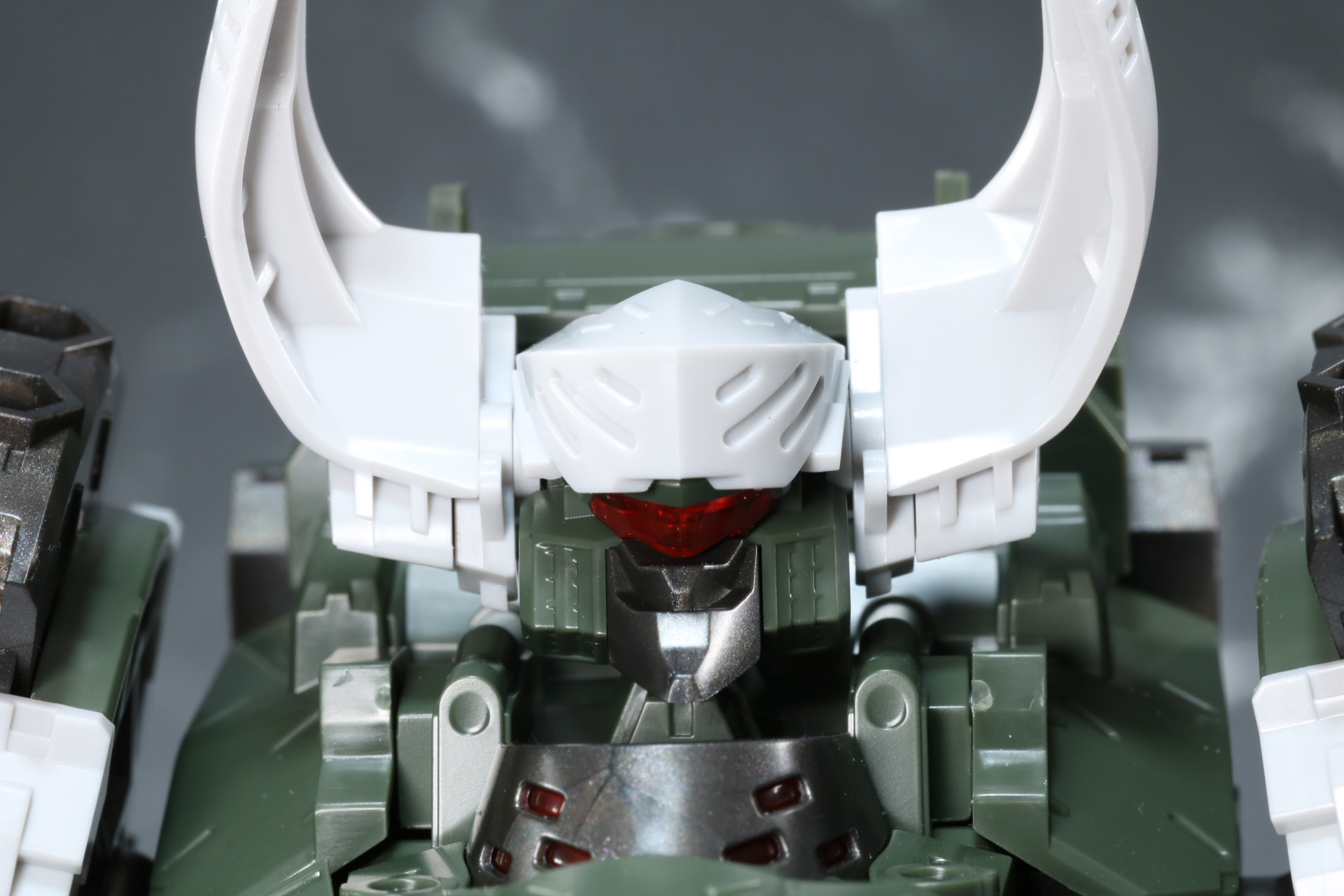 左右のホーンは角度調整が可能