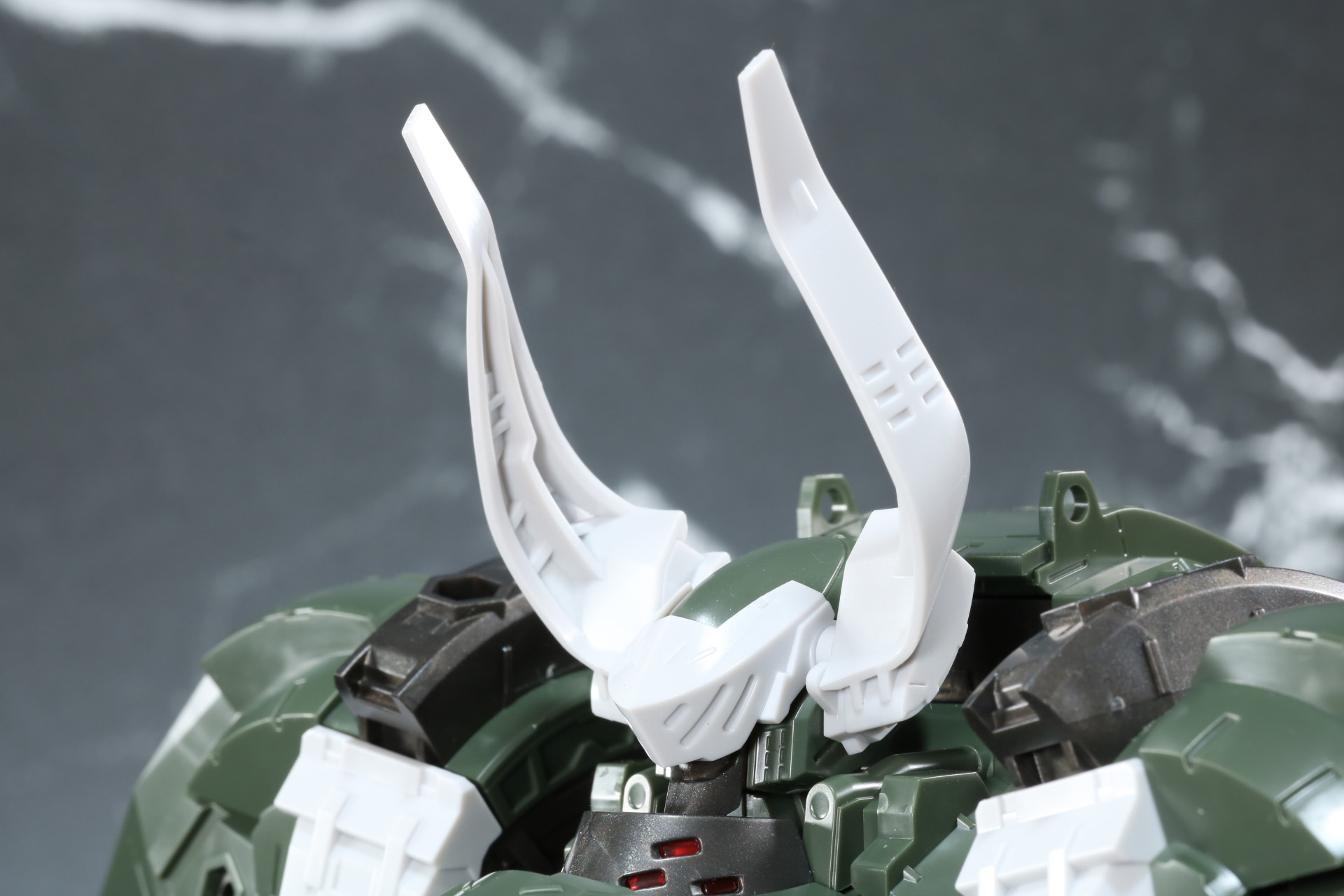 左右のホーンは角度調整が可能