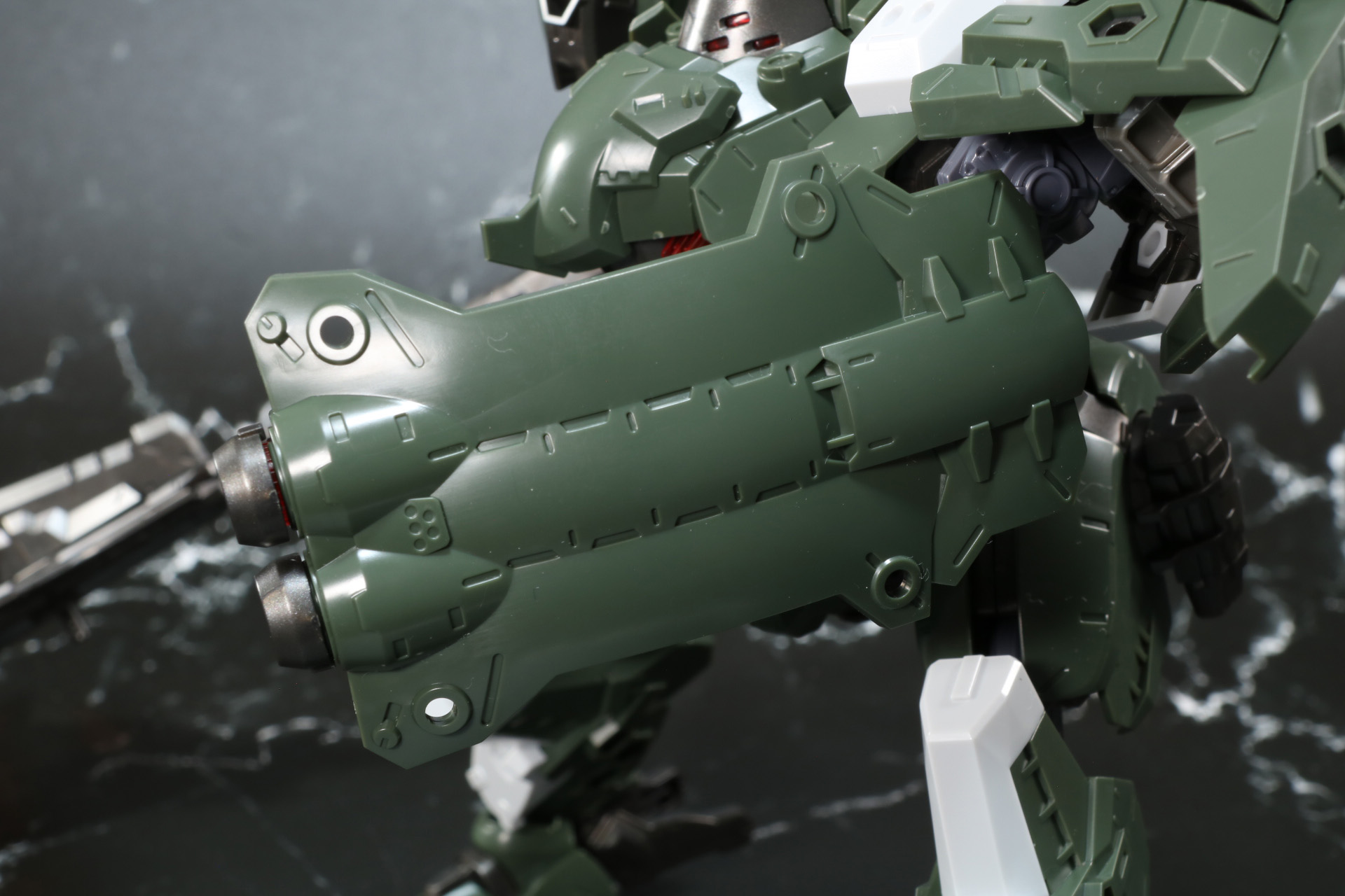 シールドの先端部は引き出し機構で2連プラズマインパクト発振部を展開