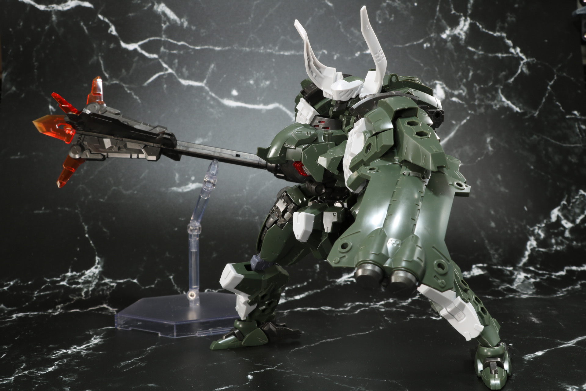 別売りの「ニューフライングベース」を使用してポーズの幅を広げることができる