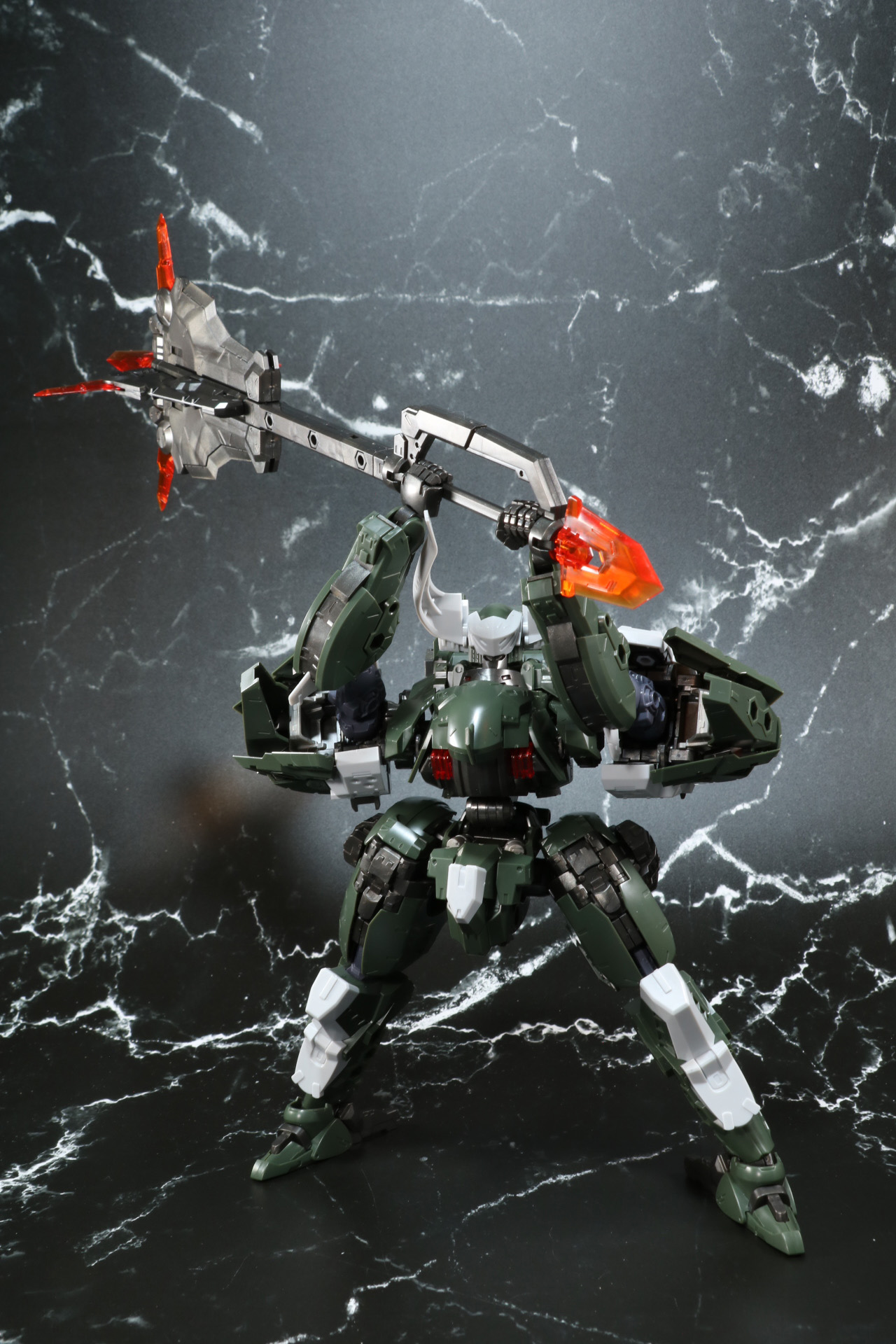 振り上げるポーズ