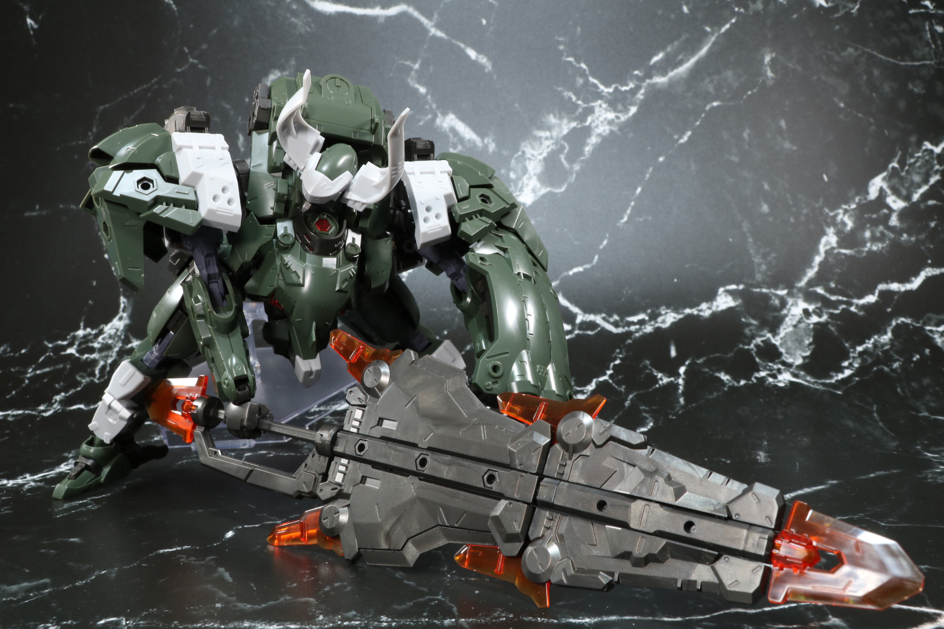 重々しい巨大なソードを振り回す