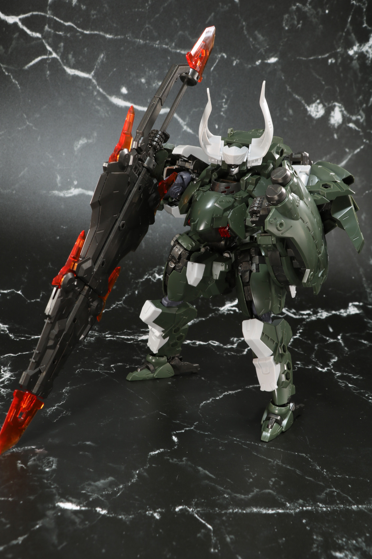 身の丈以上の大型武装となっている