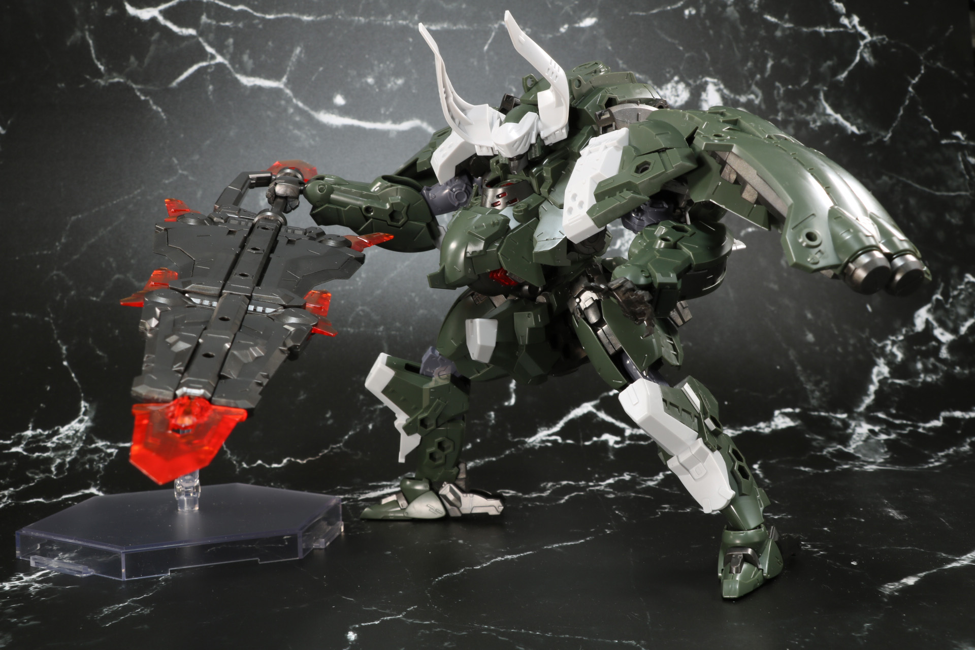 組み替えで鉈型の武器にもできる