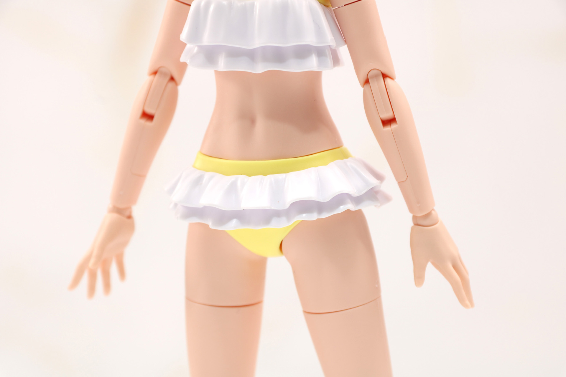 水着のフリルはふわっとした雰囲気が表現されている