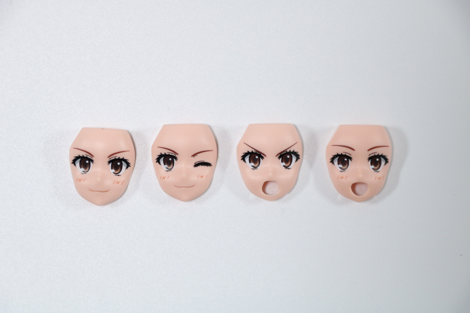 表情パーツ「笑顔」、「ウインク顔」、「叫び顔」、「笑顔（口開け）」と塗装済みパーツ