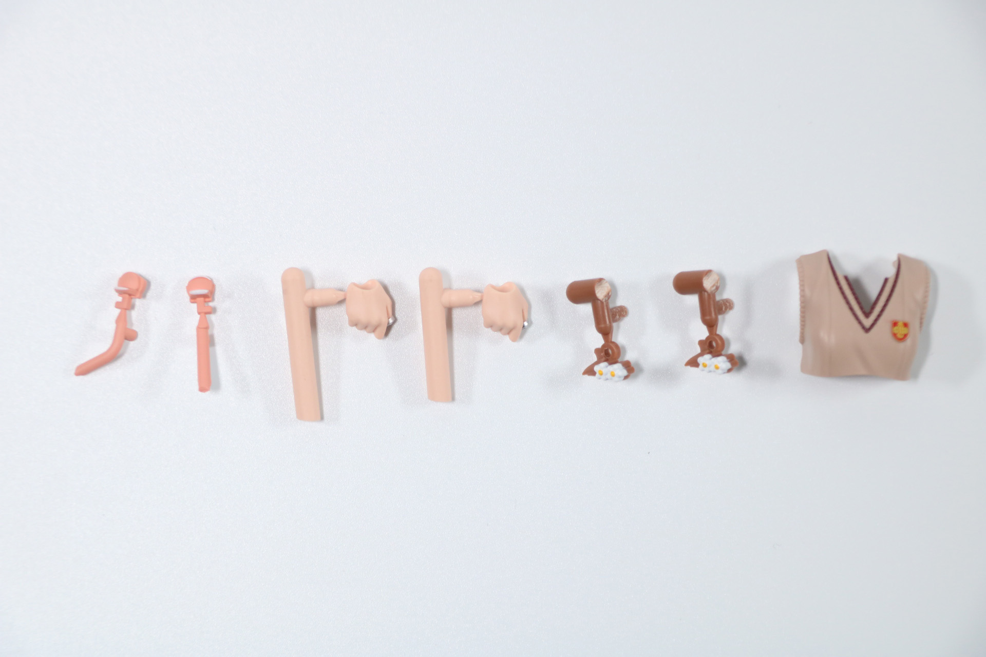 表情パーツ「笑顔」、「ウインク顔」、「叫び顔」、「笑顔（口開け）」と塗装済みパーツ