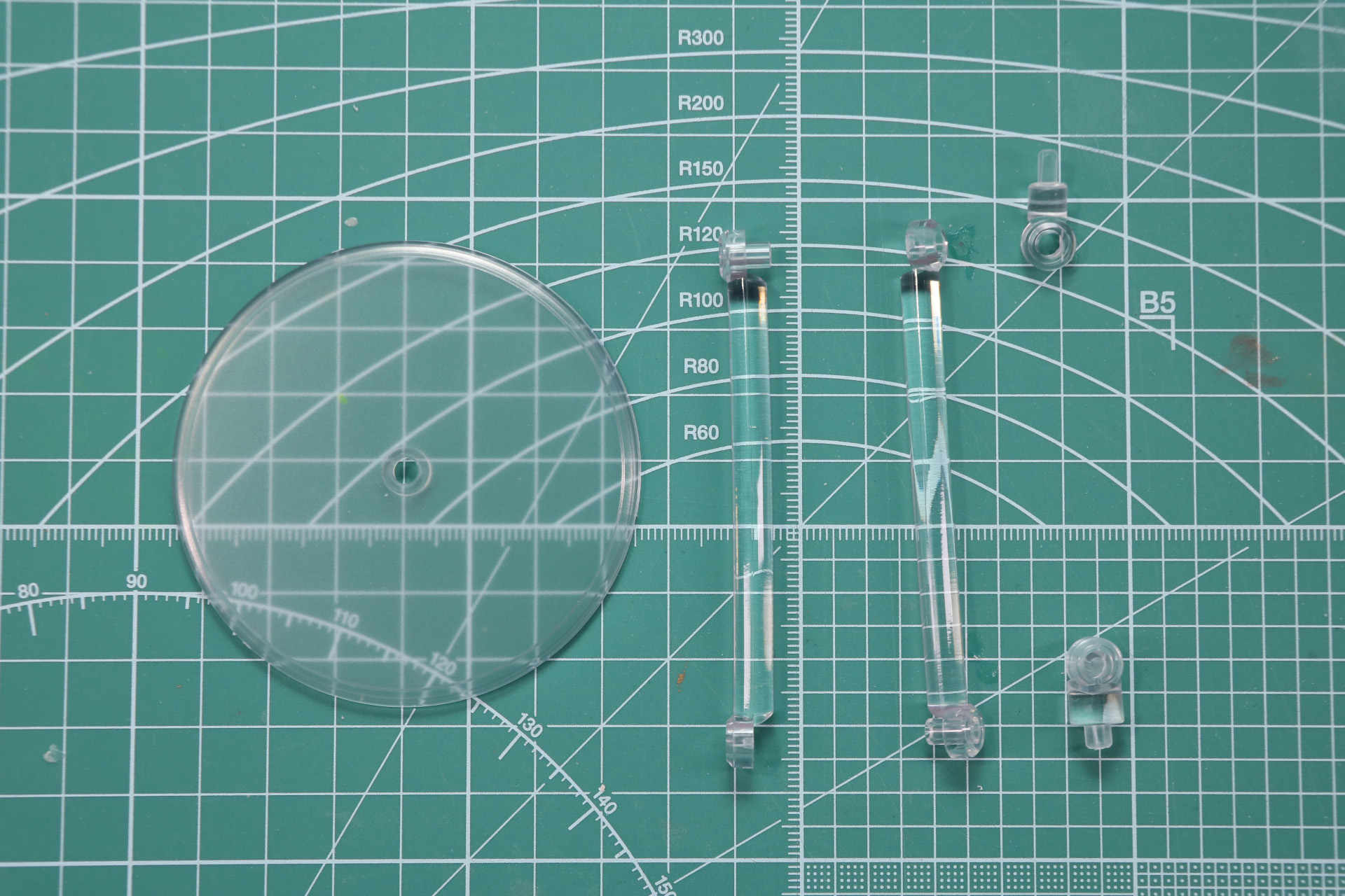 小さめのディスプレイはクリアー成型色となっている
