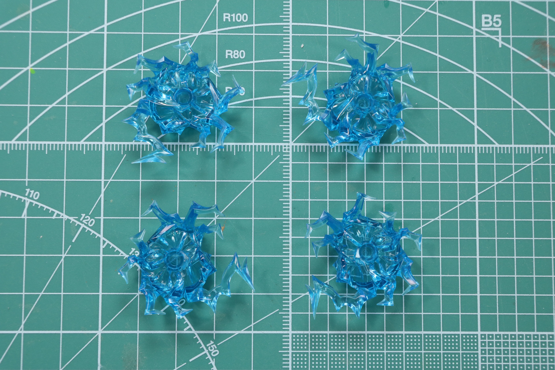 周囲で放電するイメージのエフェクトパーツ。「超電磁砲（レールガン）」で使用したクリアブルーのパーツを組み替えて遊ぶことができる