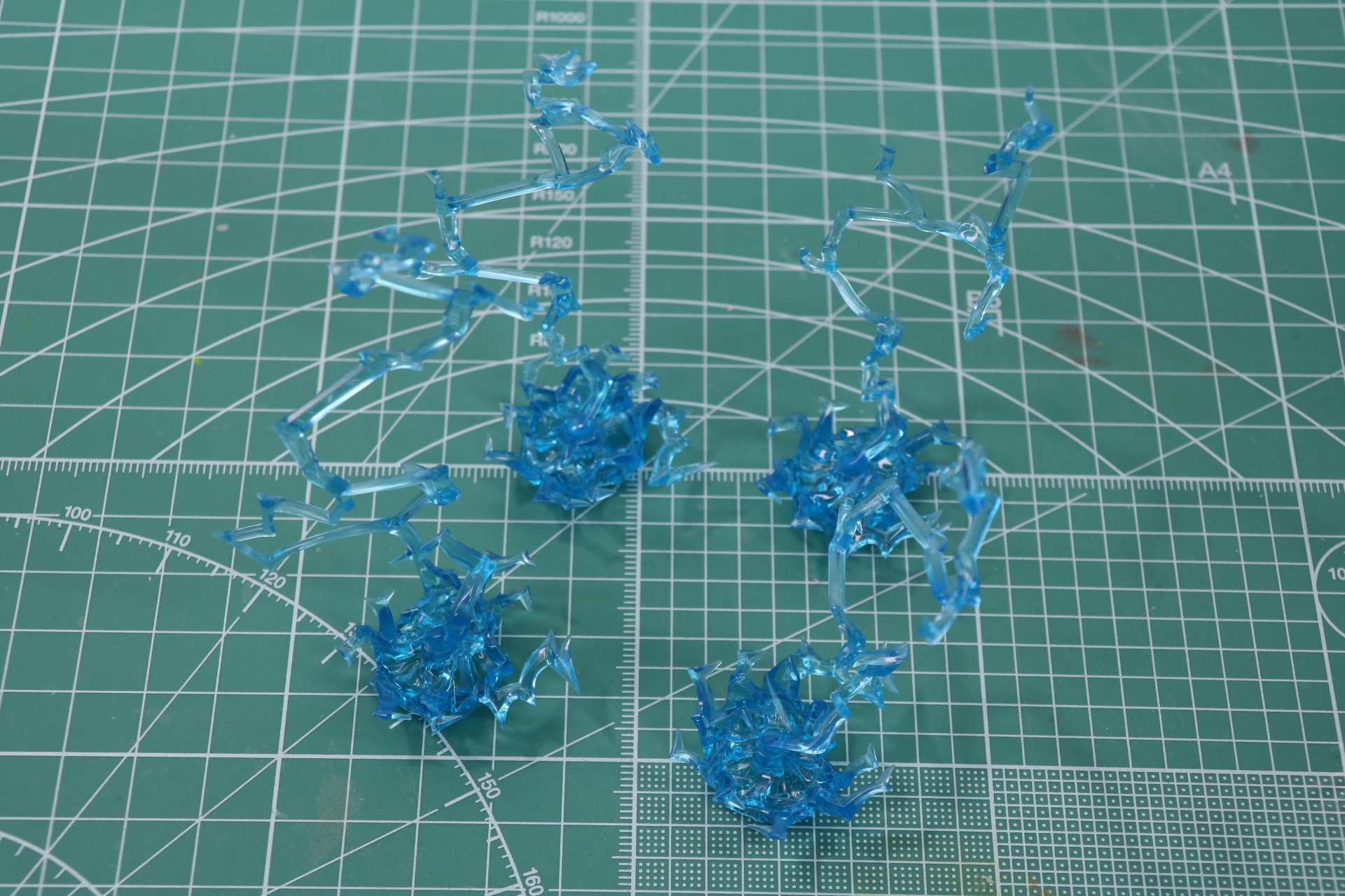 周囲で放電するイメージのエフェクトパーツ。「超電磁砲（レールガン）」で使用したクリアブルーのパーツを組み替えて遊ぶことができる