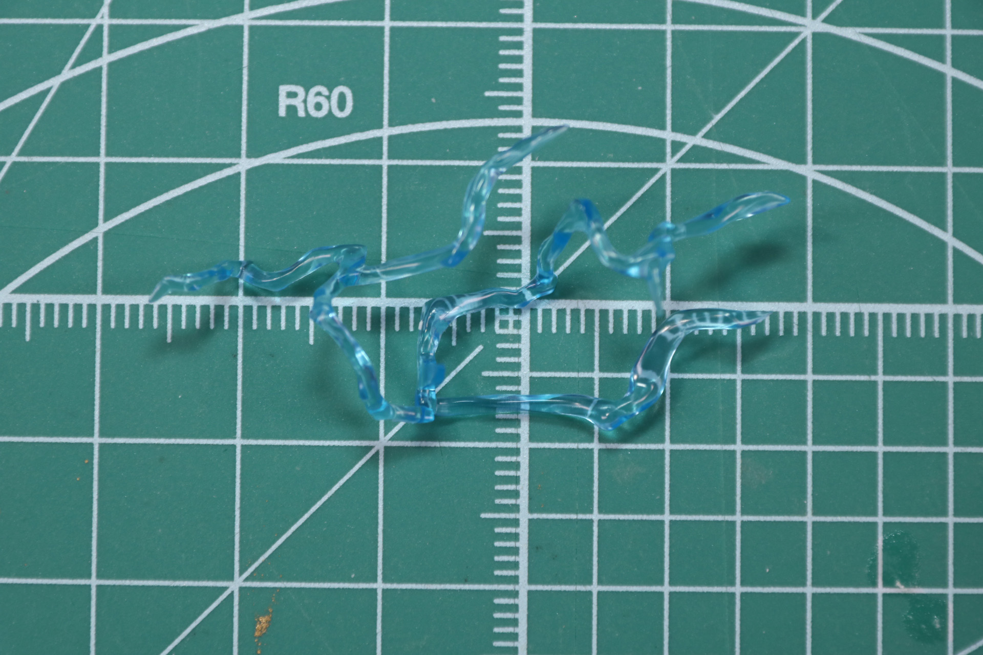 腕部に装着できる電撃エフェクトパーツ（左）と「砂鉄の剣」（右）