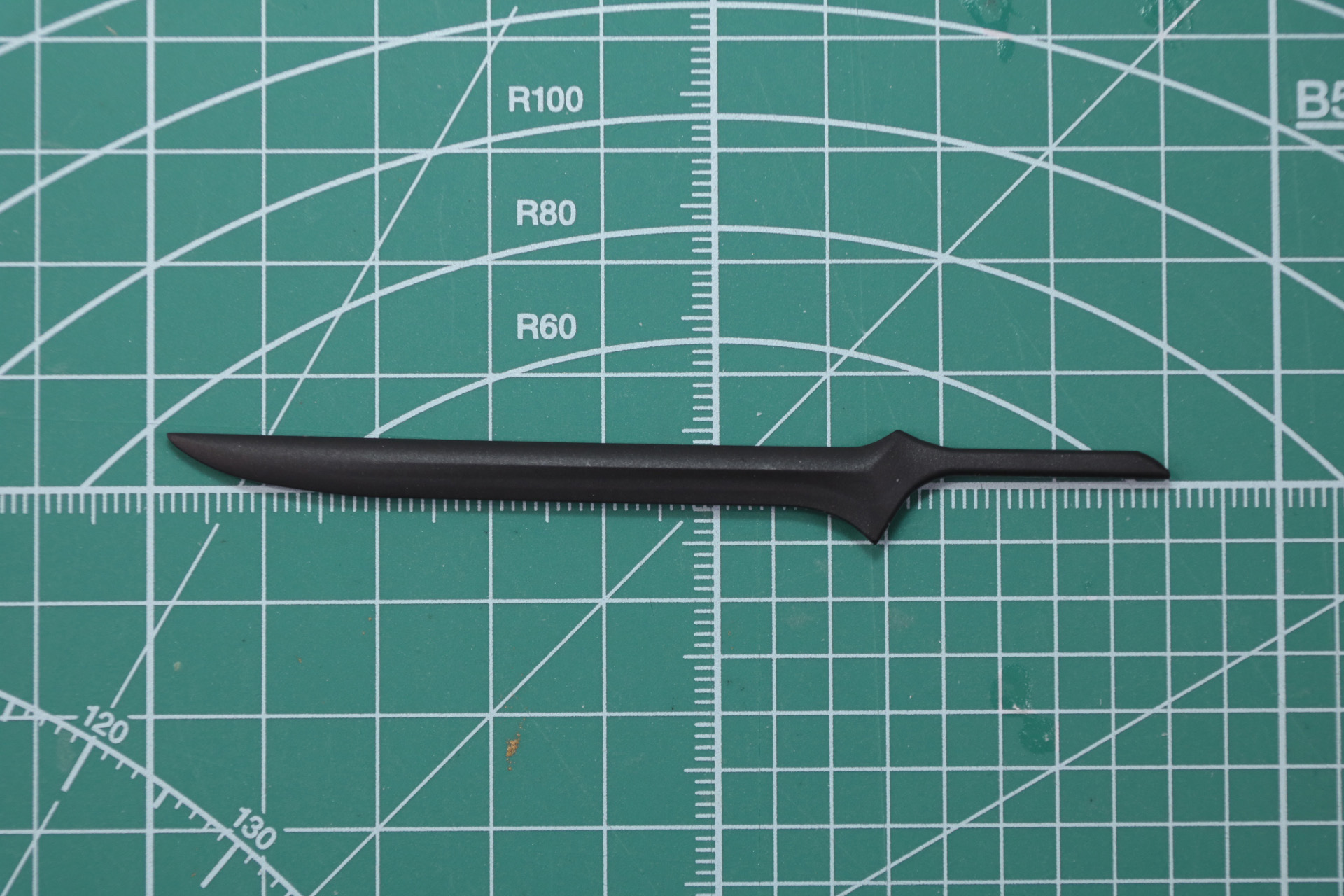 腕部に装着できる電撃エフェクトパーツ（左）と「砂鉄の剣」（右）