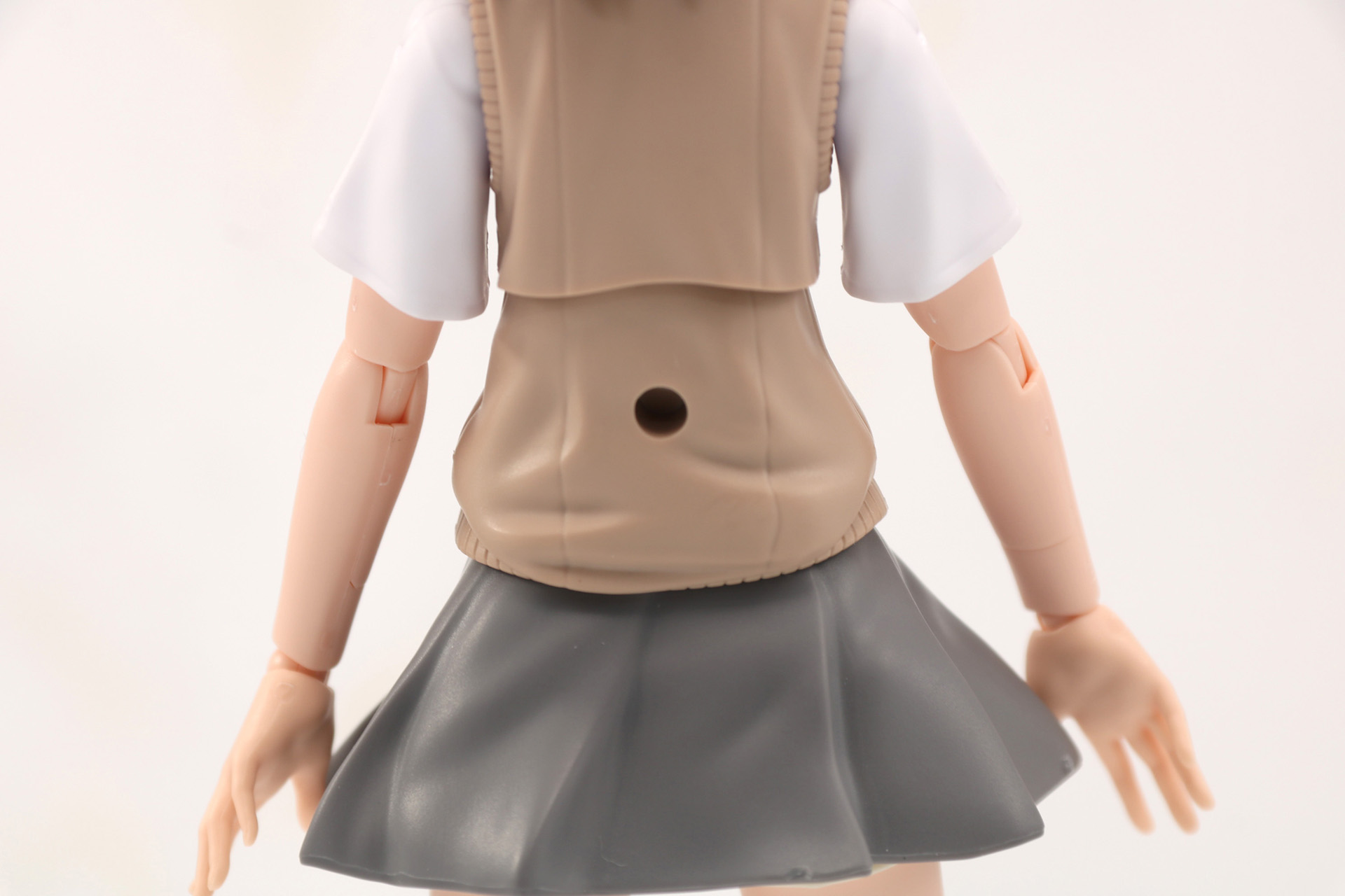 背面には台座の接続できる3mm径のジョイント穴が設けられている