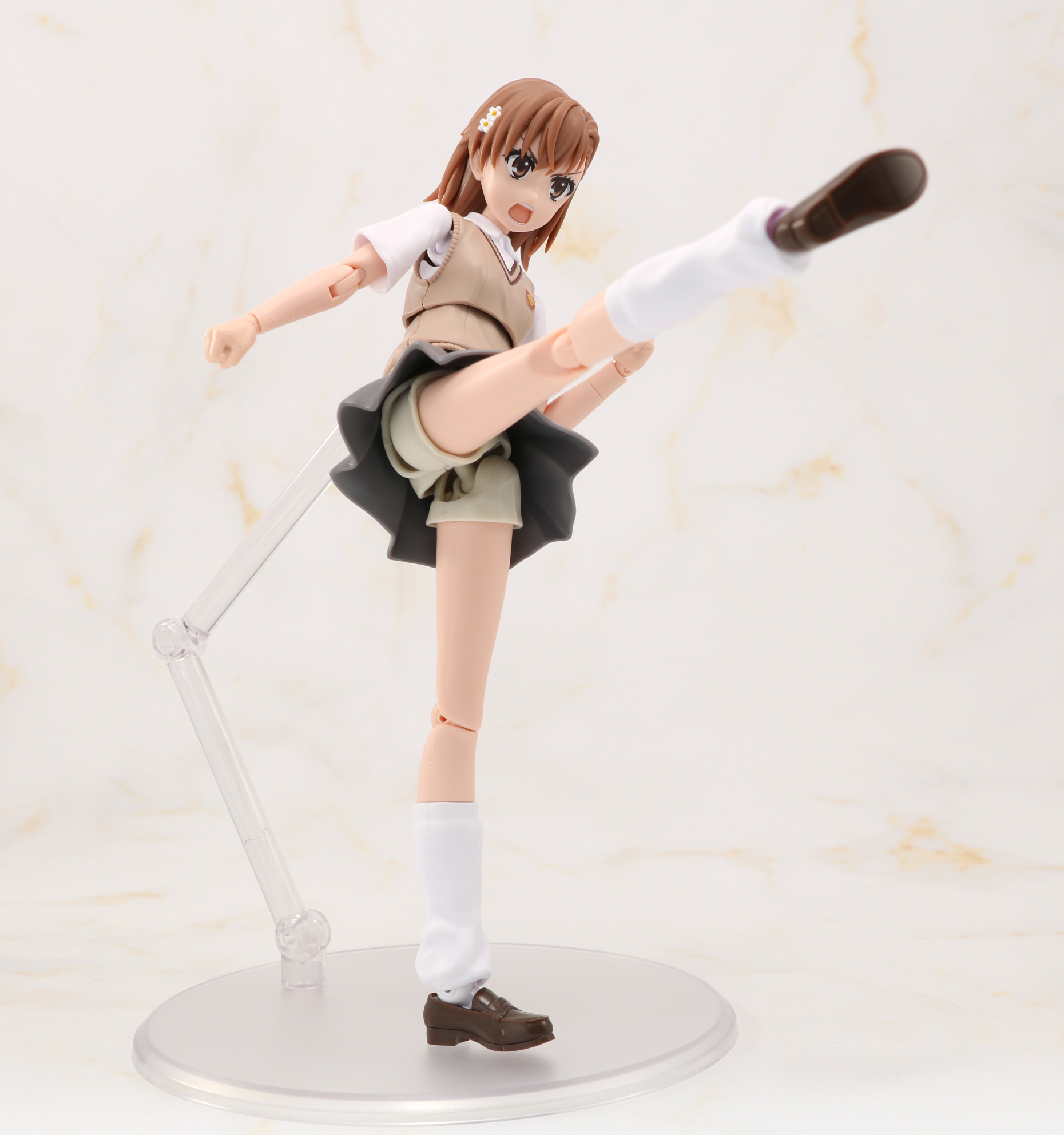 迫力ある回し蹴りポーズも再現できる