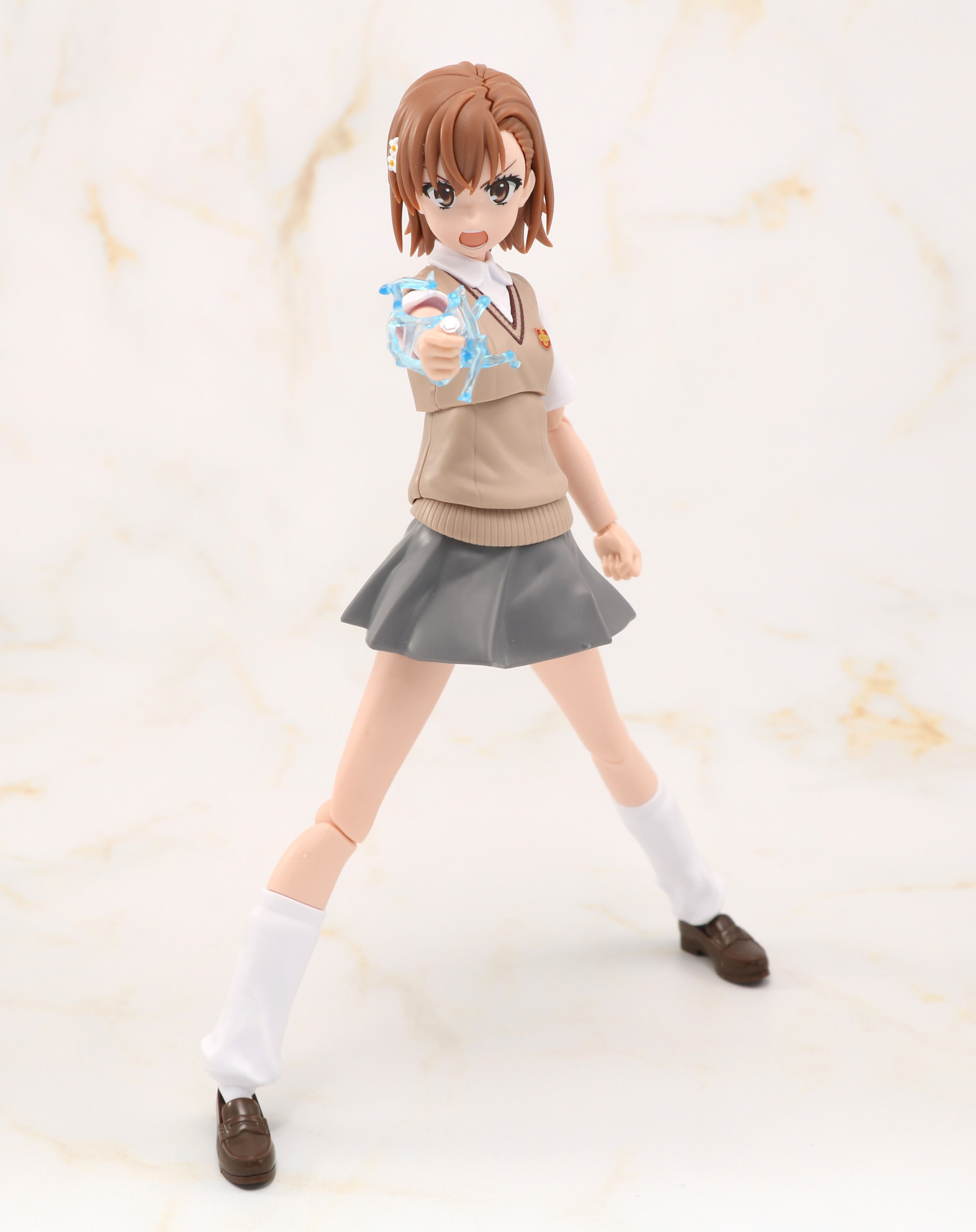 印象的なコインを構え、電気を纏う姿