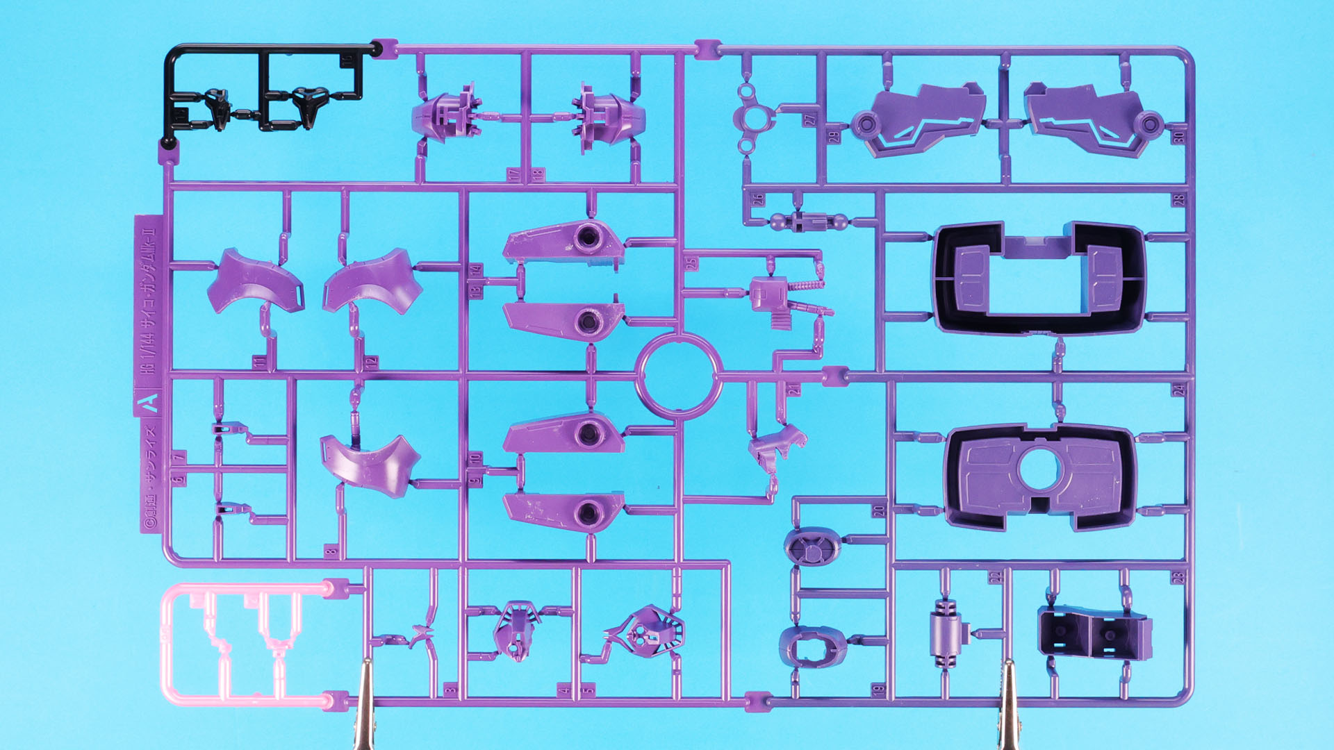 A:2種の頭部など主に上半身の装甲パーツ