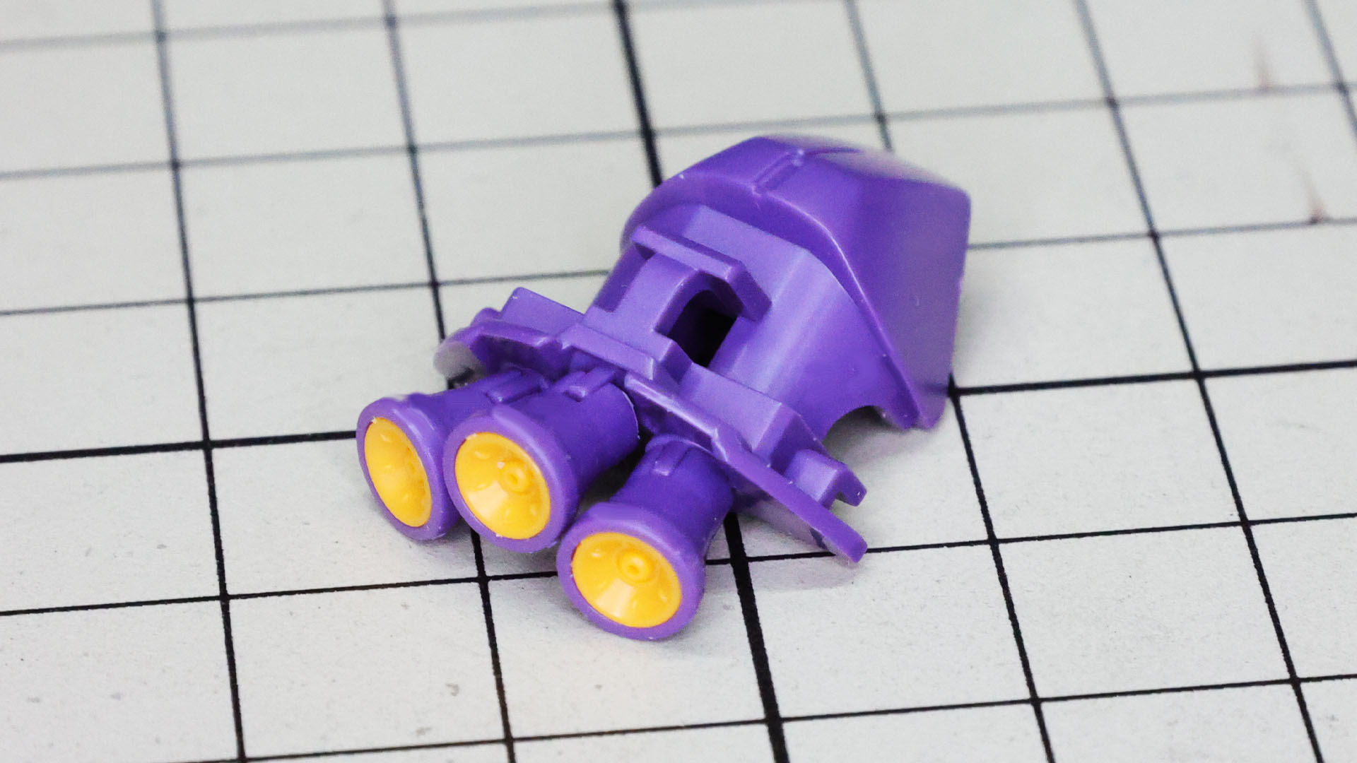 後頭部のノズル3基はそれぞれ別パーツ化され、ノズル内部は黄色の別パーツです