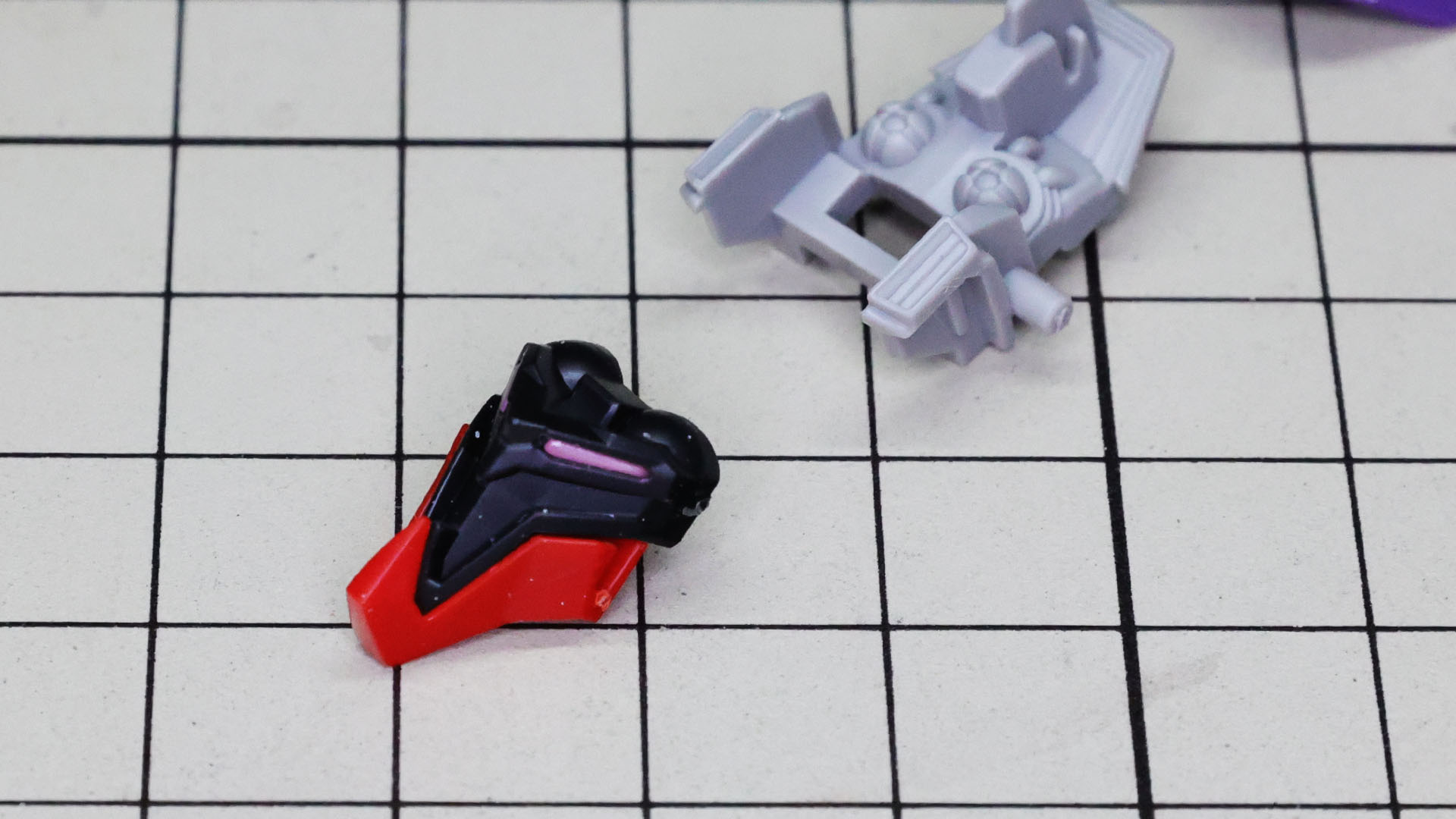 シールによるツインアイも再現可能ですが、パーツそのままのほうがシャープさが出ますね。ツインアイのパーツは塗装も簡単ですからチャレンジしてみるのもいいと思います！